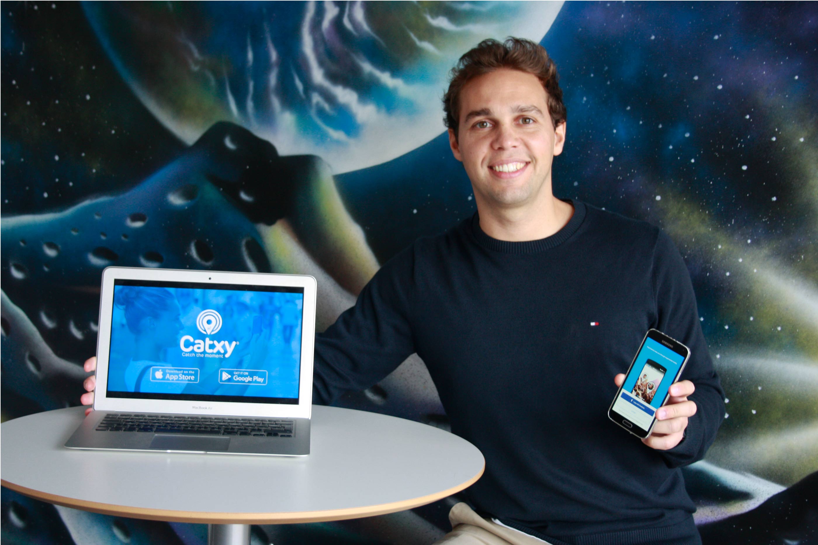 Fábio Rodrigues, CEO Catxy, com um portátil de sistema operativo Android e com um Iphone com a aplicação