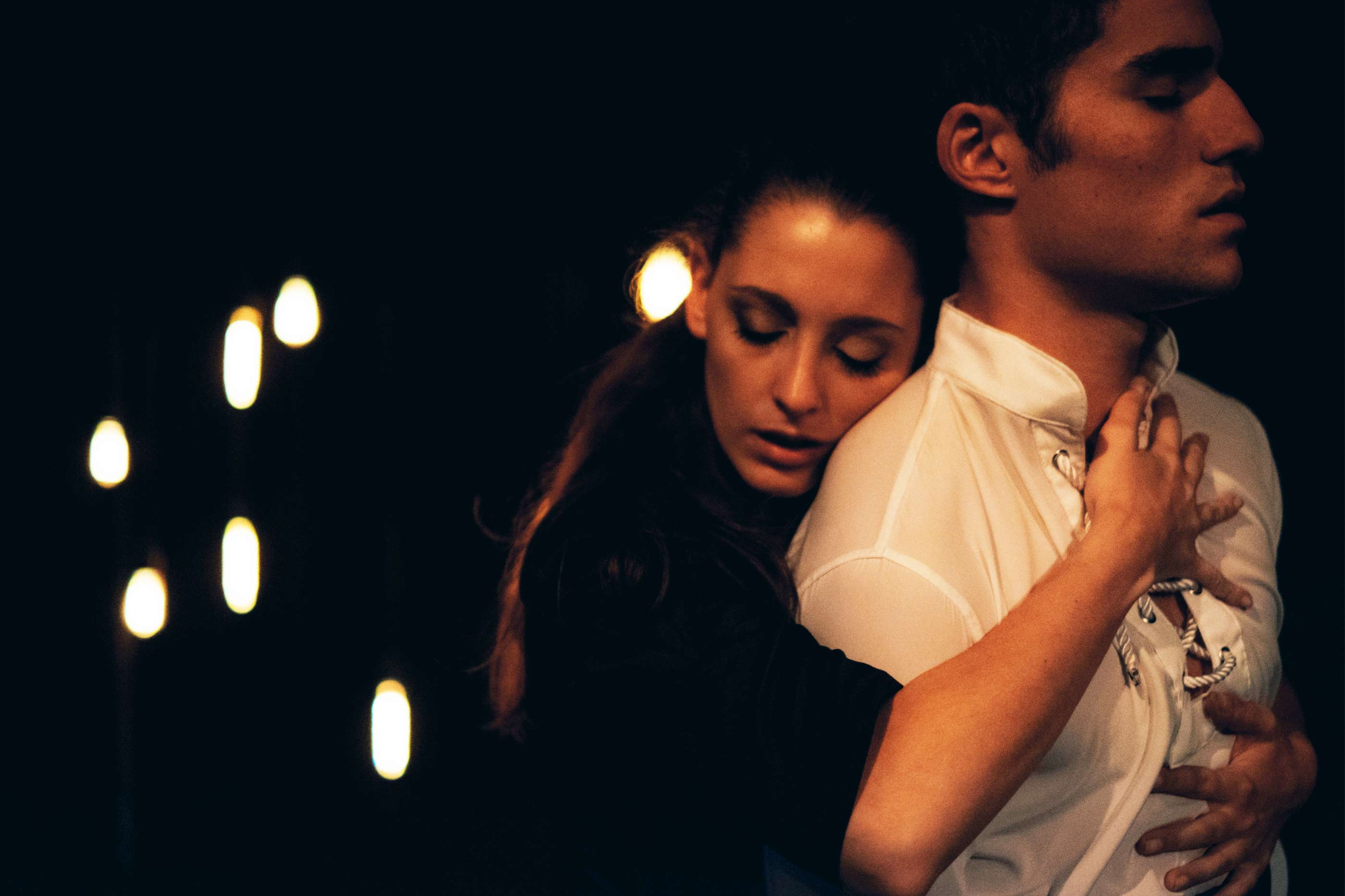Lídia Muñoz e José Condessa interpretando Ofélia e Hamlet, numa cena intimista reflete acerca do amor, da sexualidade e da morte. 