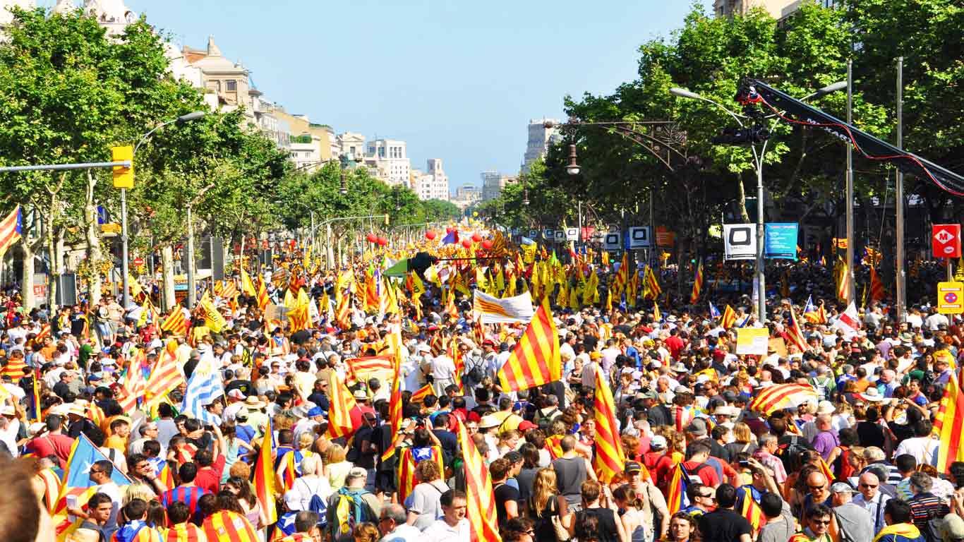 Espaço a abarrotar de gente em revolta pela instabilidade política catalã.