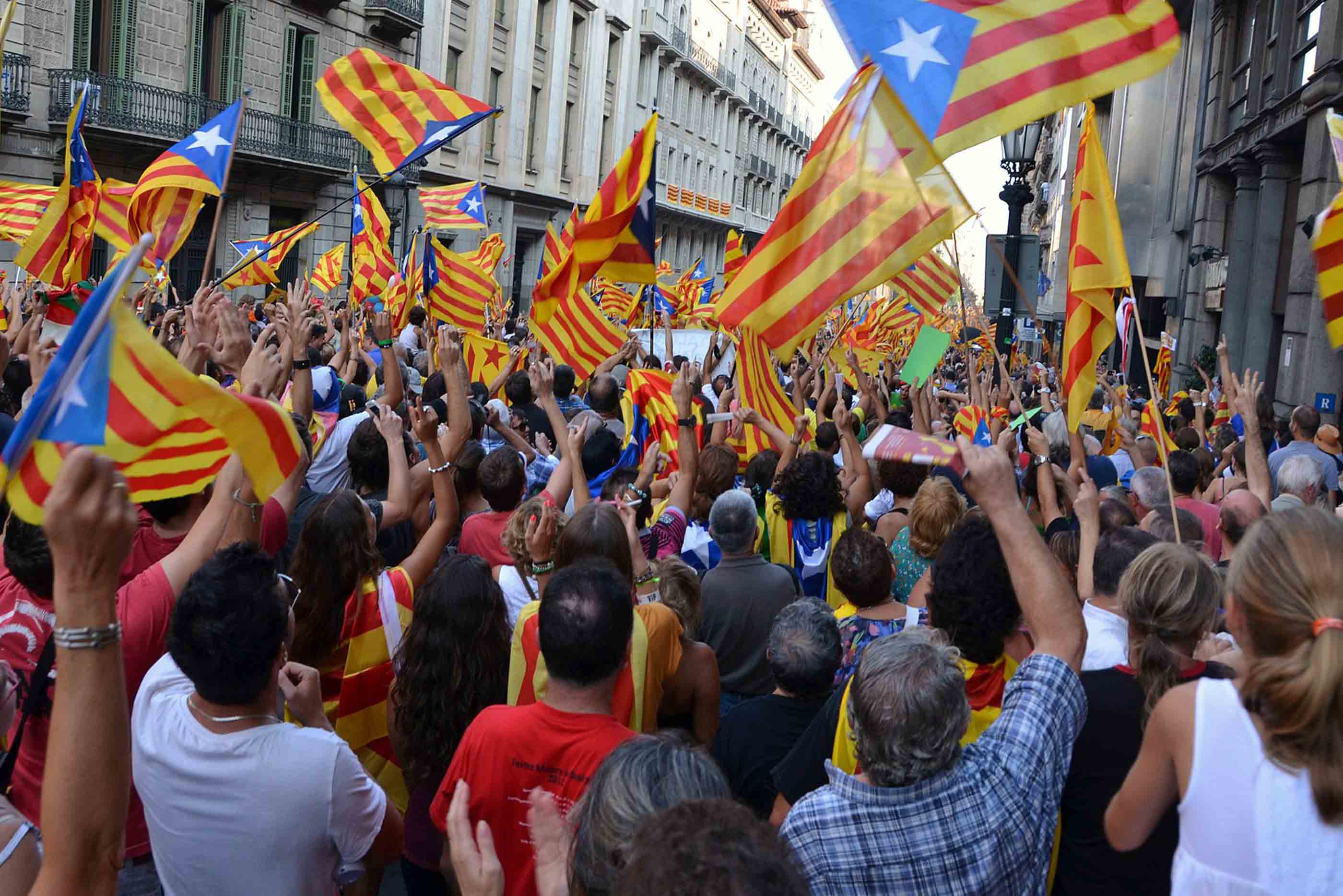 Catalães elevam as bandeiras na rua em protesto independentista.