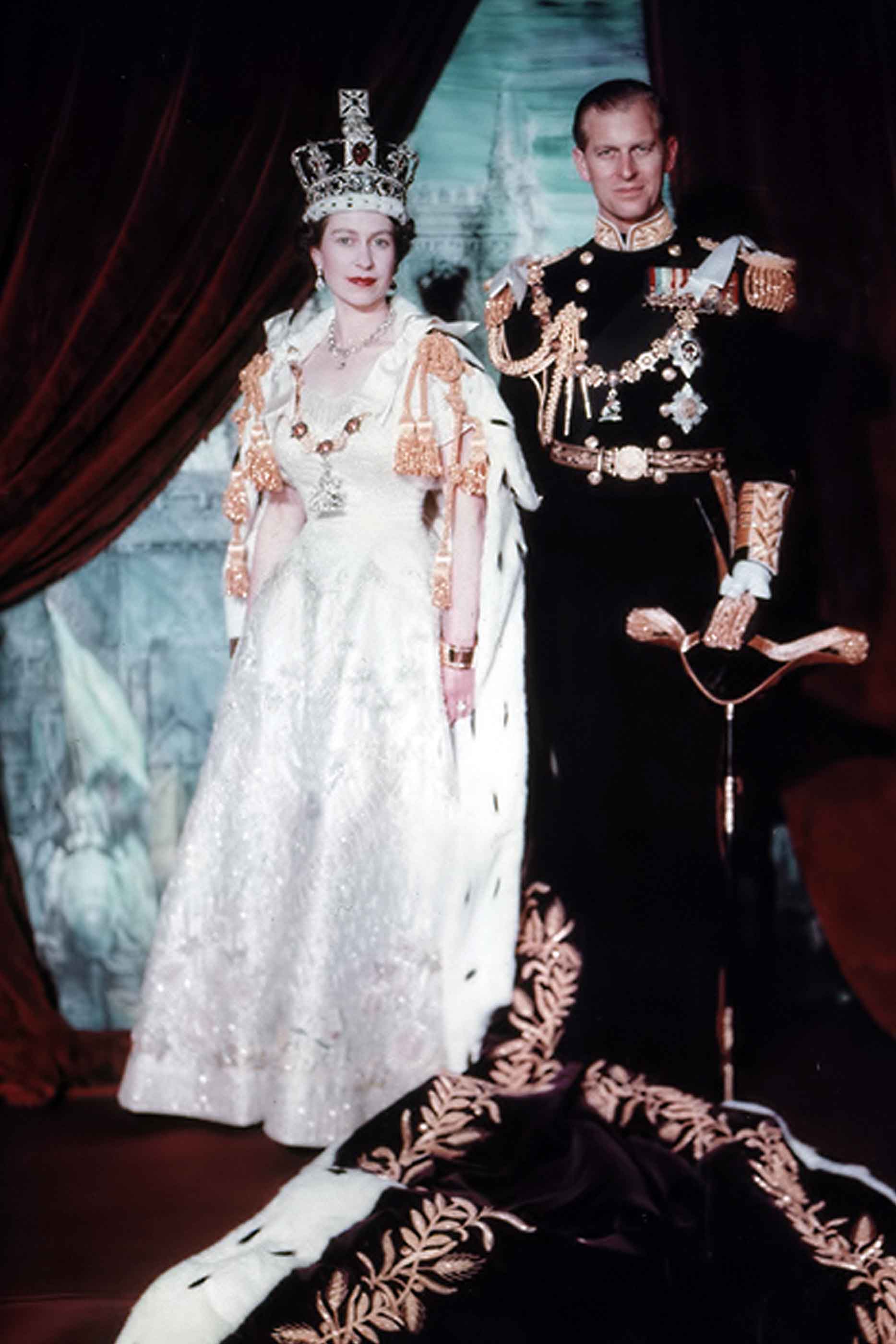 Rainha Isabel II, acompanhada do marido Filipe, após a coroação da mesma, em 1953.