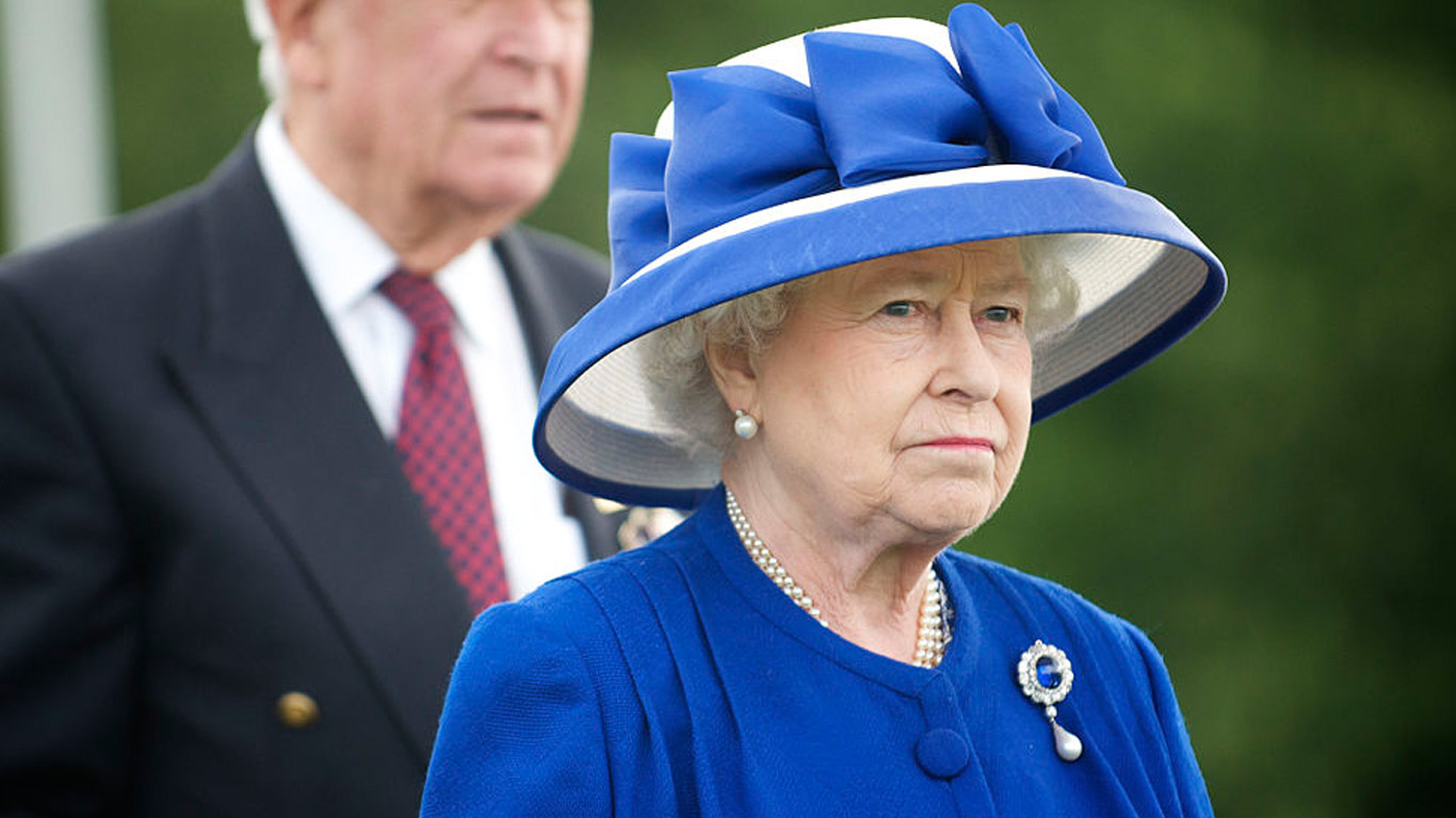 Rainha Isabel II com um dos seus chapéus vistosos em tom de azul.