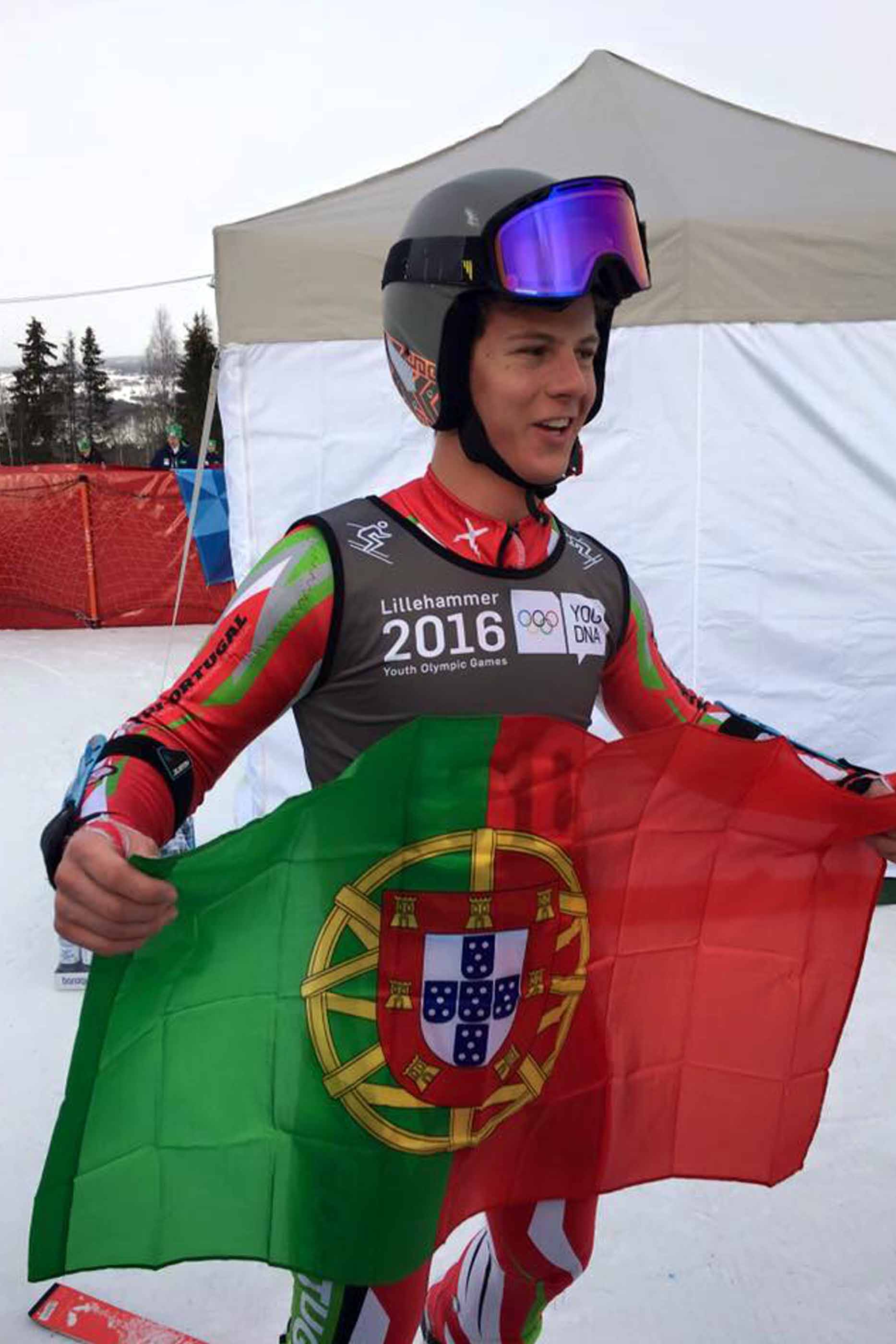 Atleta português, após a prova no Festival Olímpico da Juventude Europeia, em 2016, a segurar a bandeira de Portugal.
