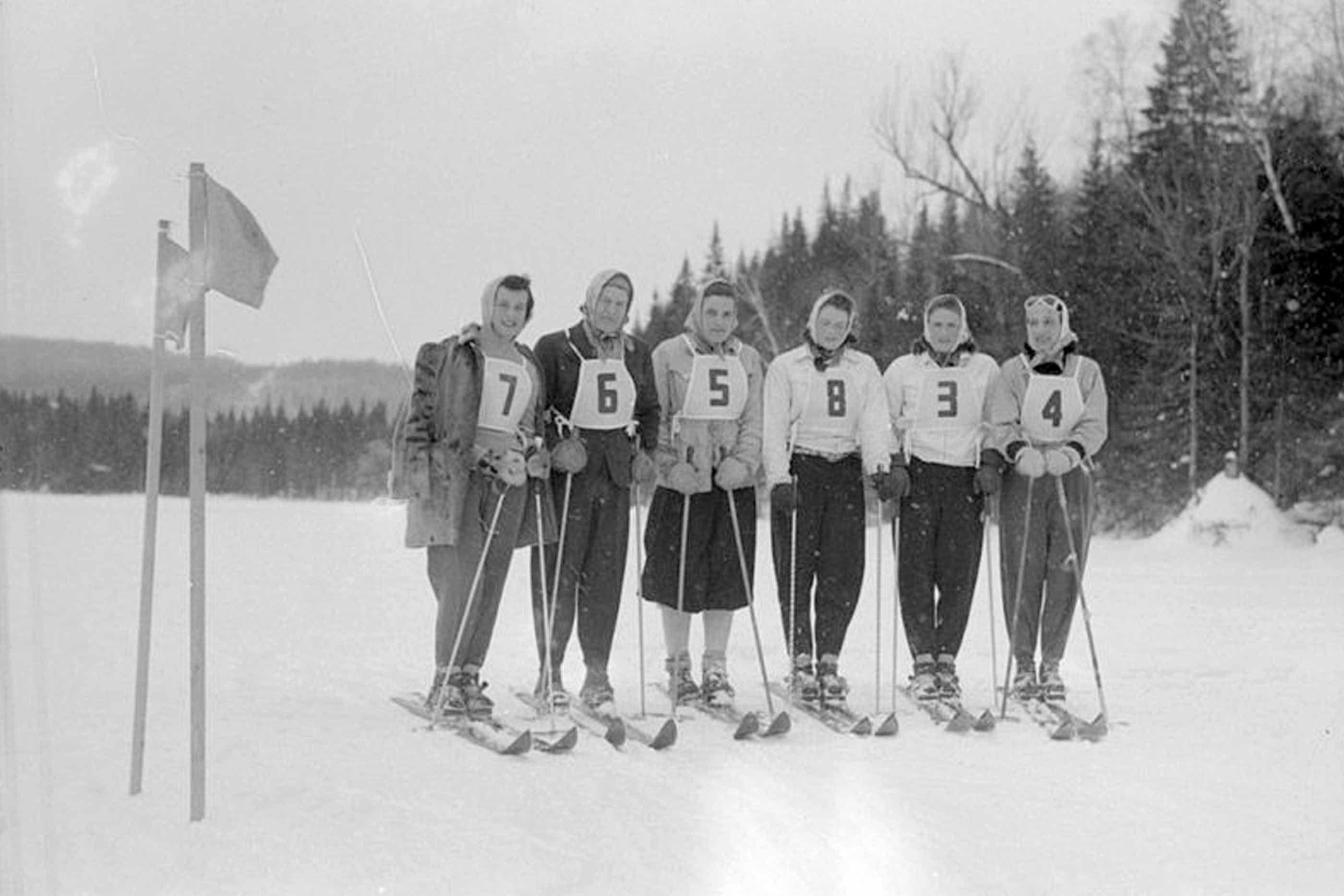 Foto a preto e branco, de esquiadores, antes duma prova, em 1920.