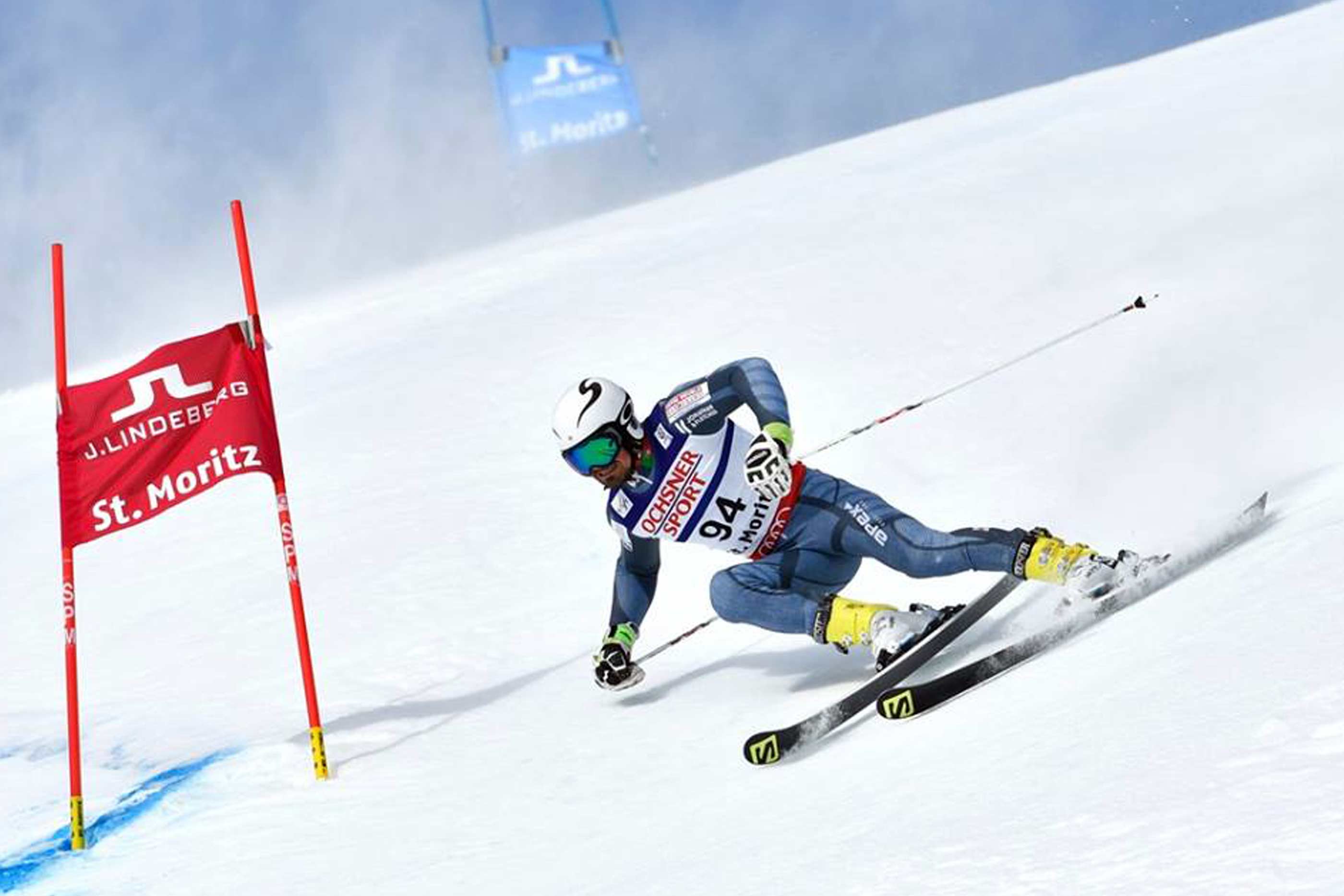 Atleta Arthur Hanse a descer a pista de esqui, na modalidade de Slalom Gigante (GS).