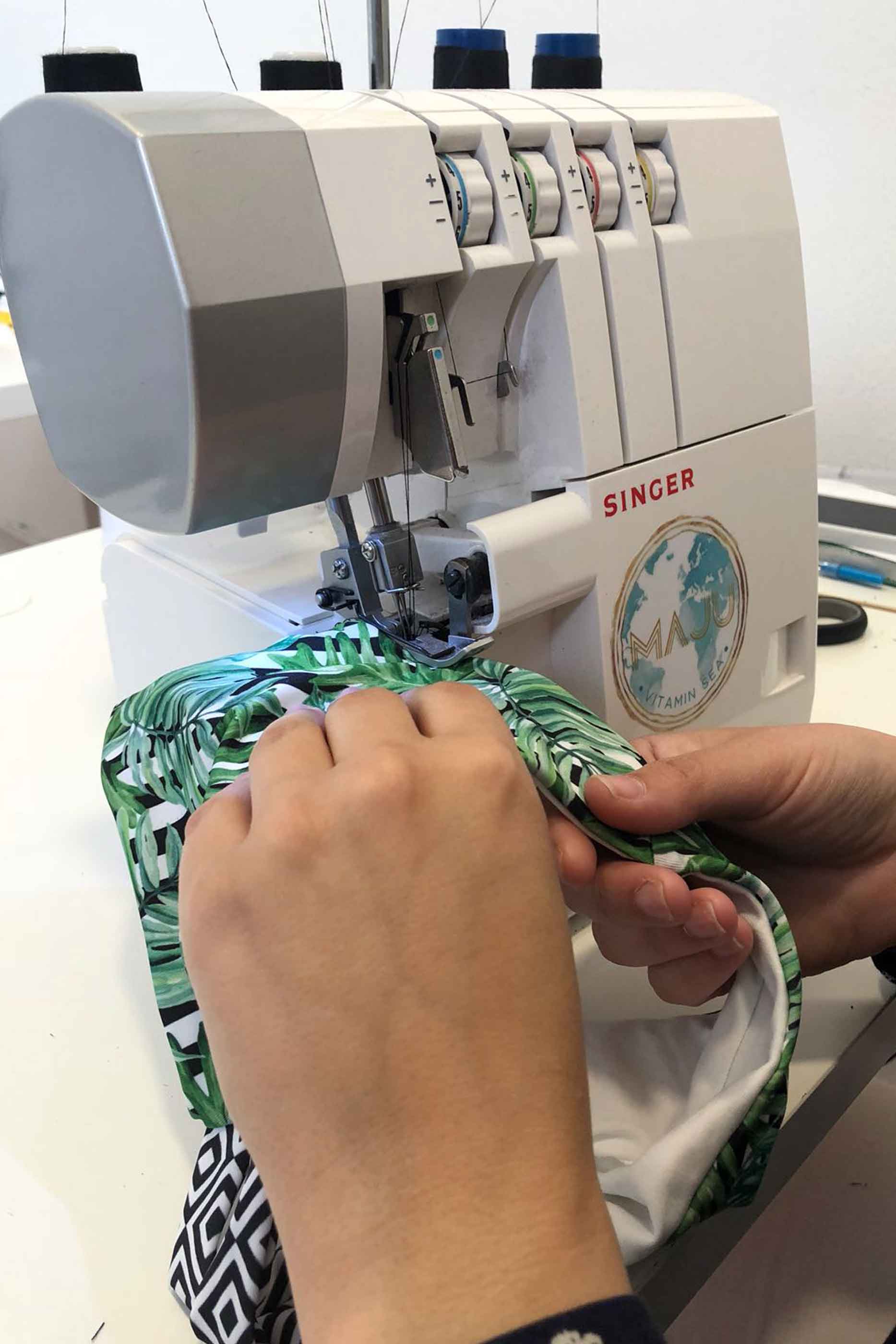 Margarida, uma das fundadoras da marca, a coserem uma peça de swimwear.