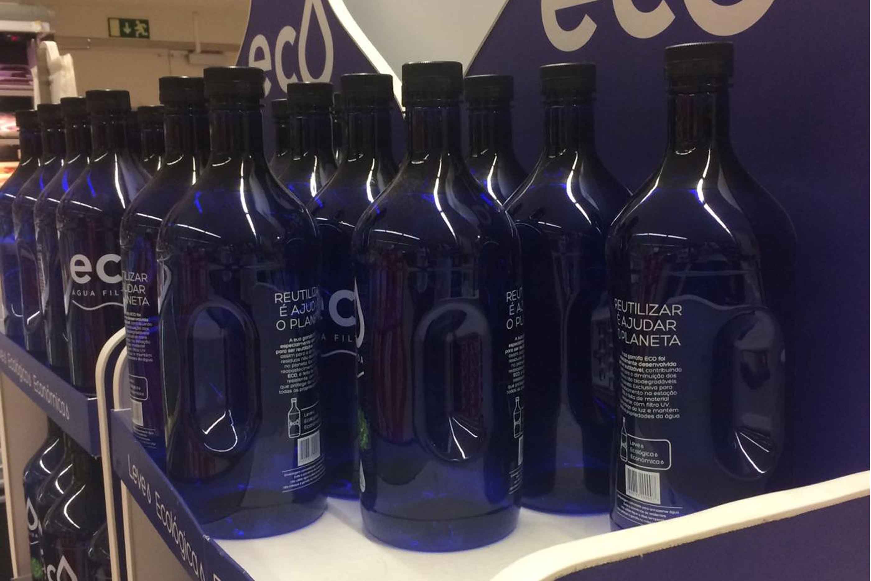 Exposição do modelo de garrafas ECO