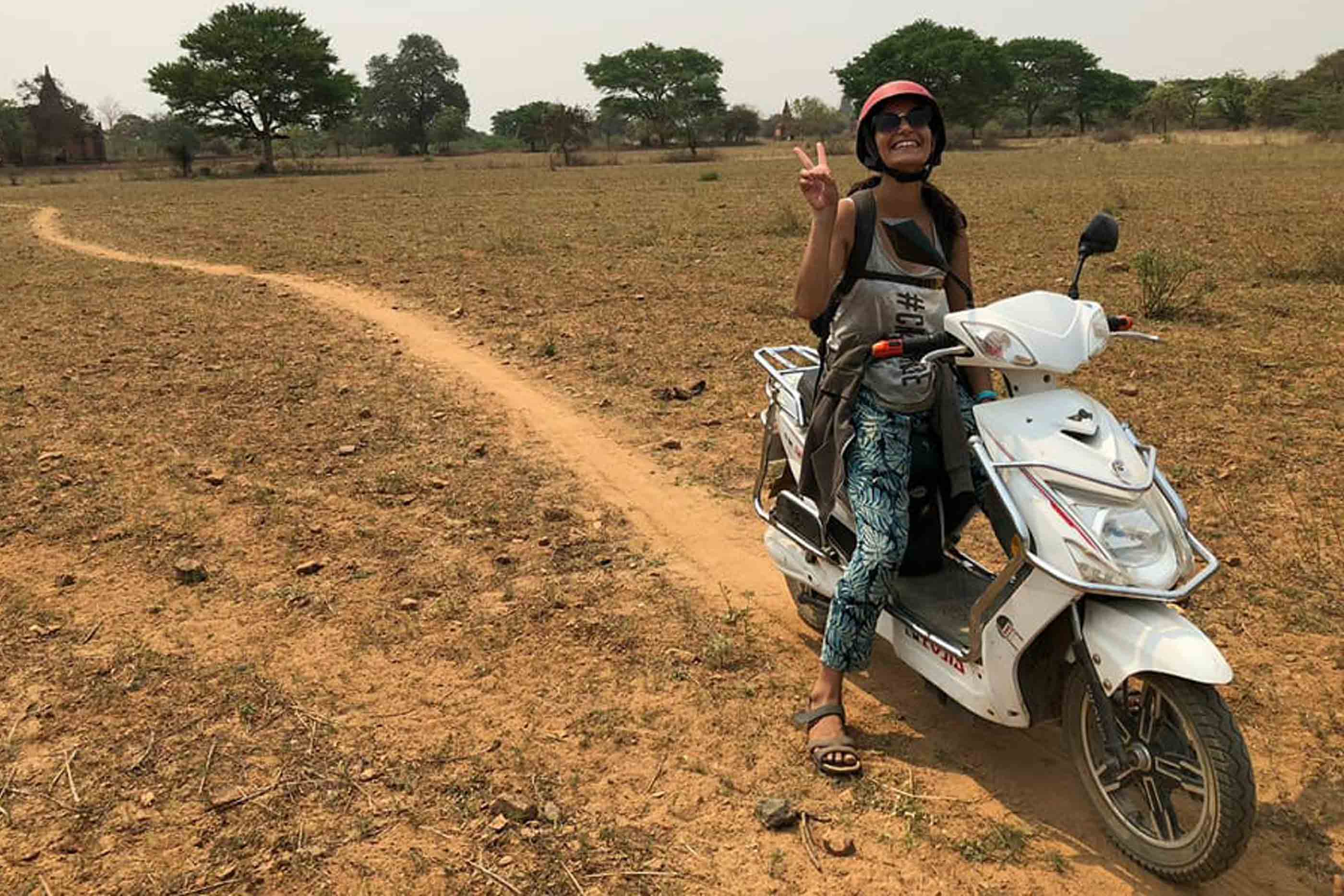 Rita num passeio de mota no Myanmar durante o seu gap year