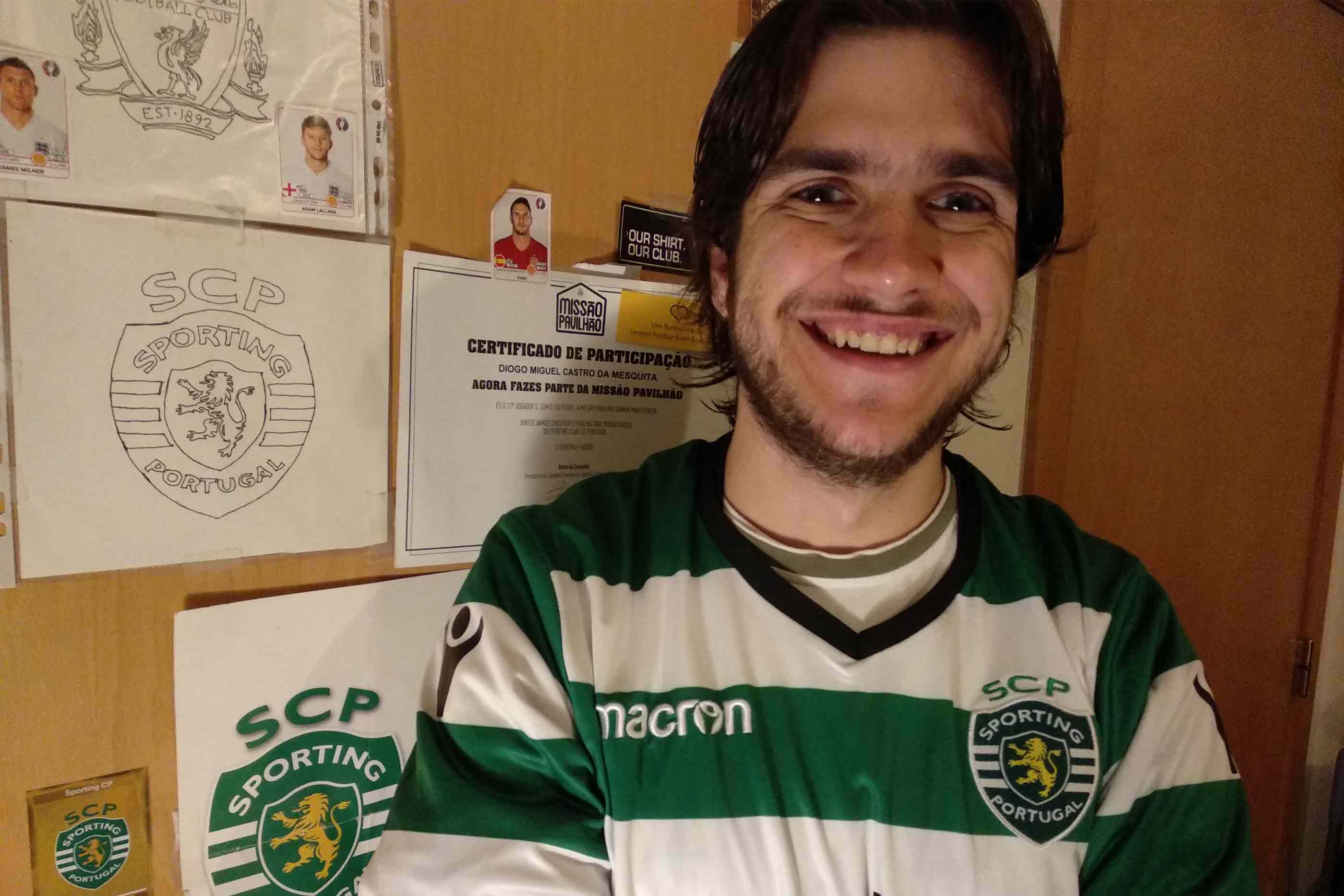Filipe Mesquita, sportinguista e assinante da Sport TV, junto à porta do seu roupeiro decorado com inúmeras lembranças de futebol