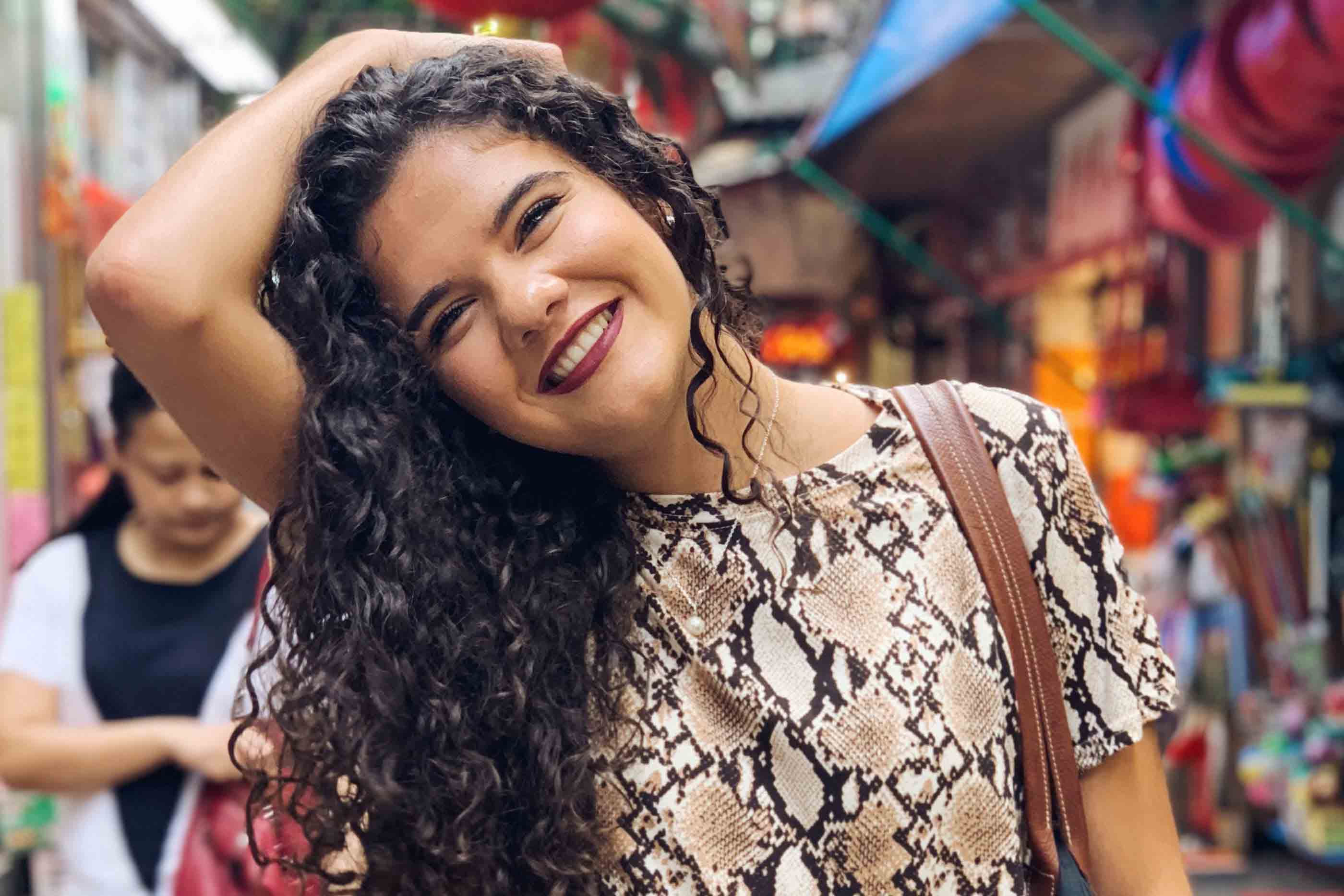 Raquel Jorge, a criadora do projeto, a sorrir num ambiente colorido