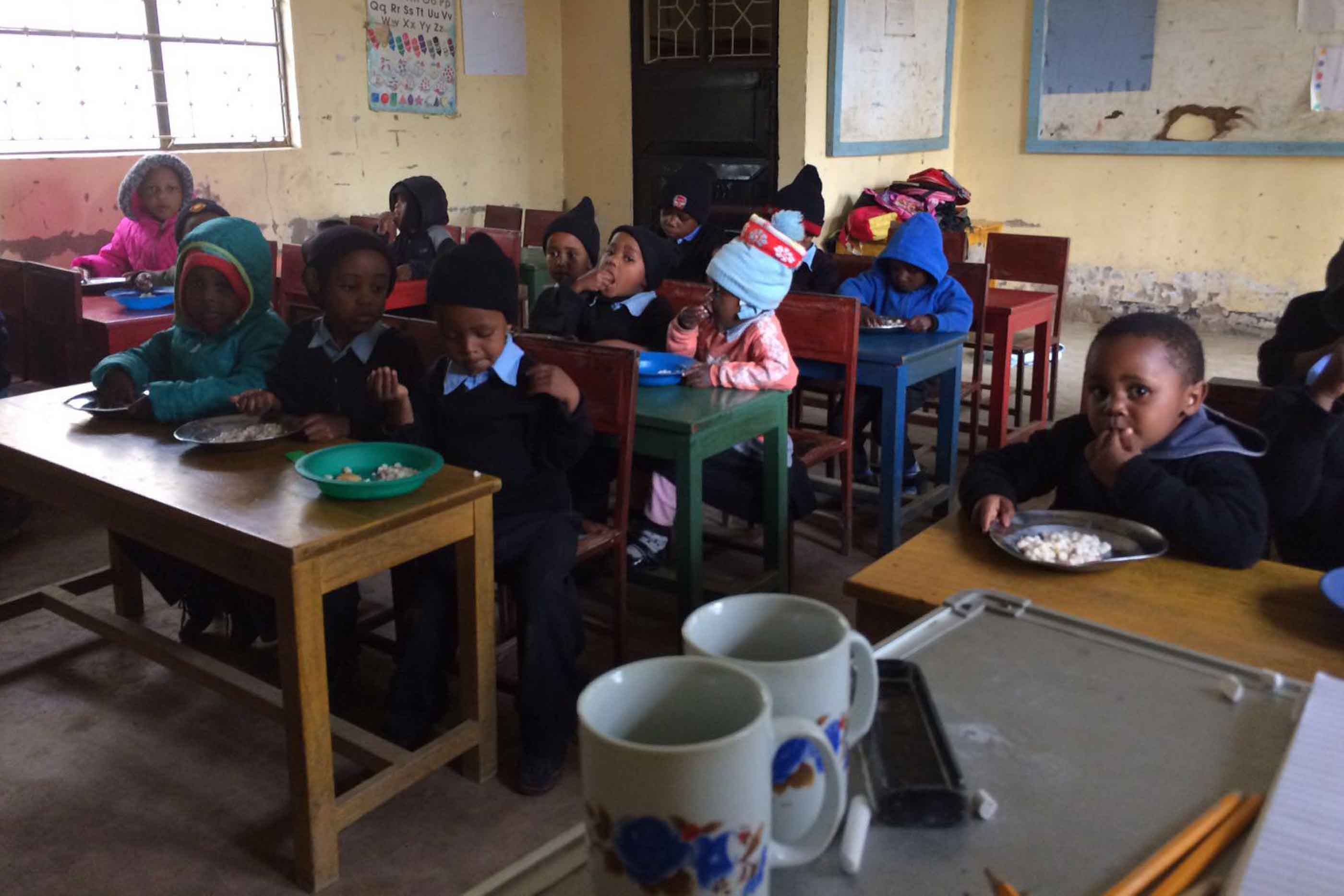 Crianças no orfanato durante o almoço.
