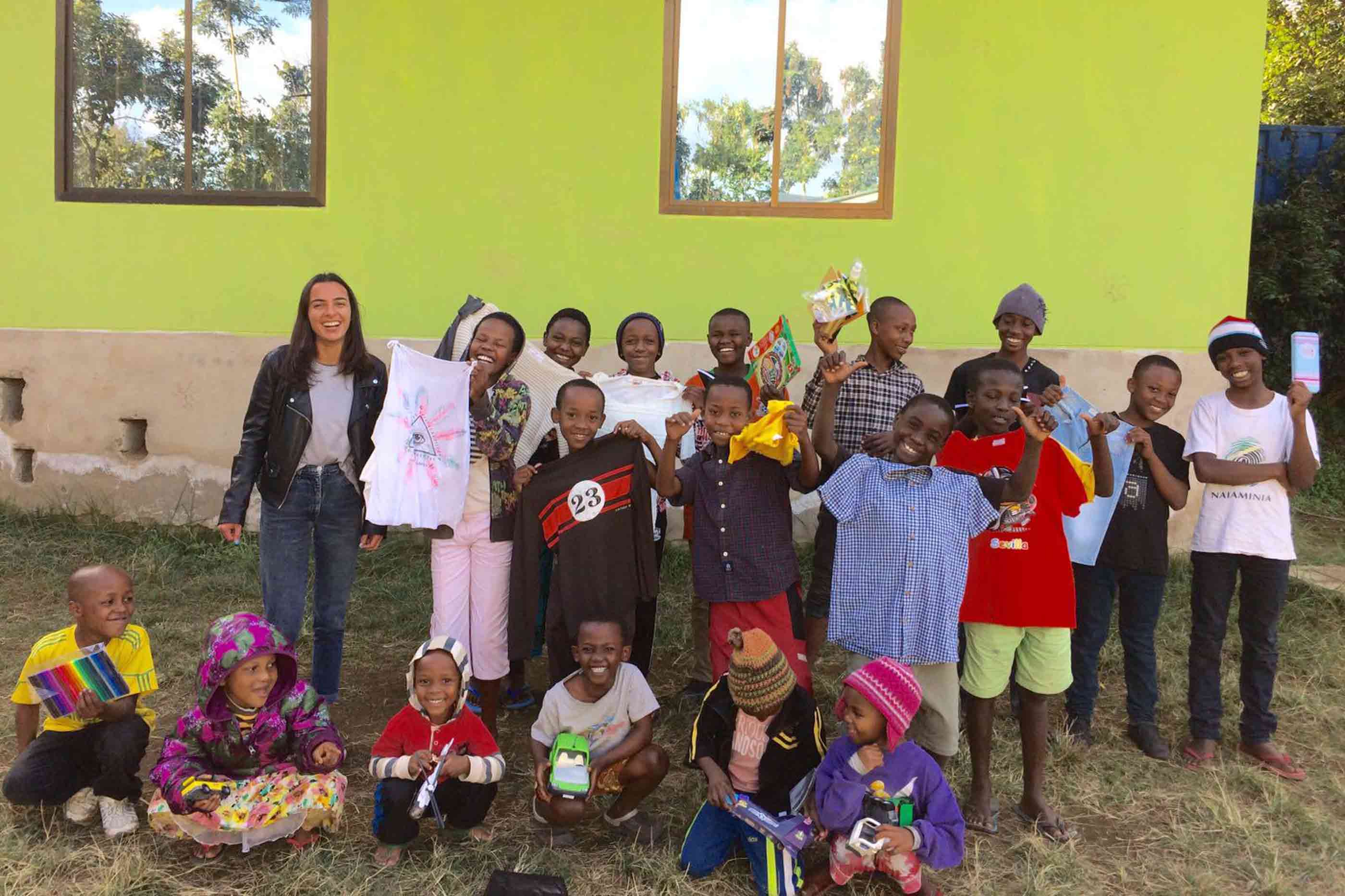 Grupo de crianças num orfanato da Tanzânia, juntamente com a voluntária Teresa.