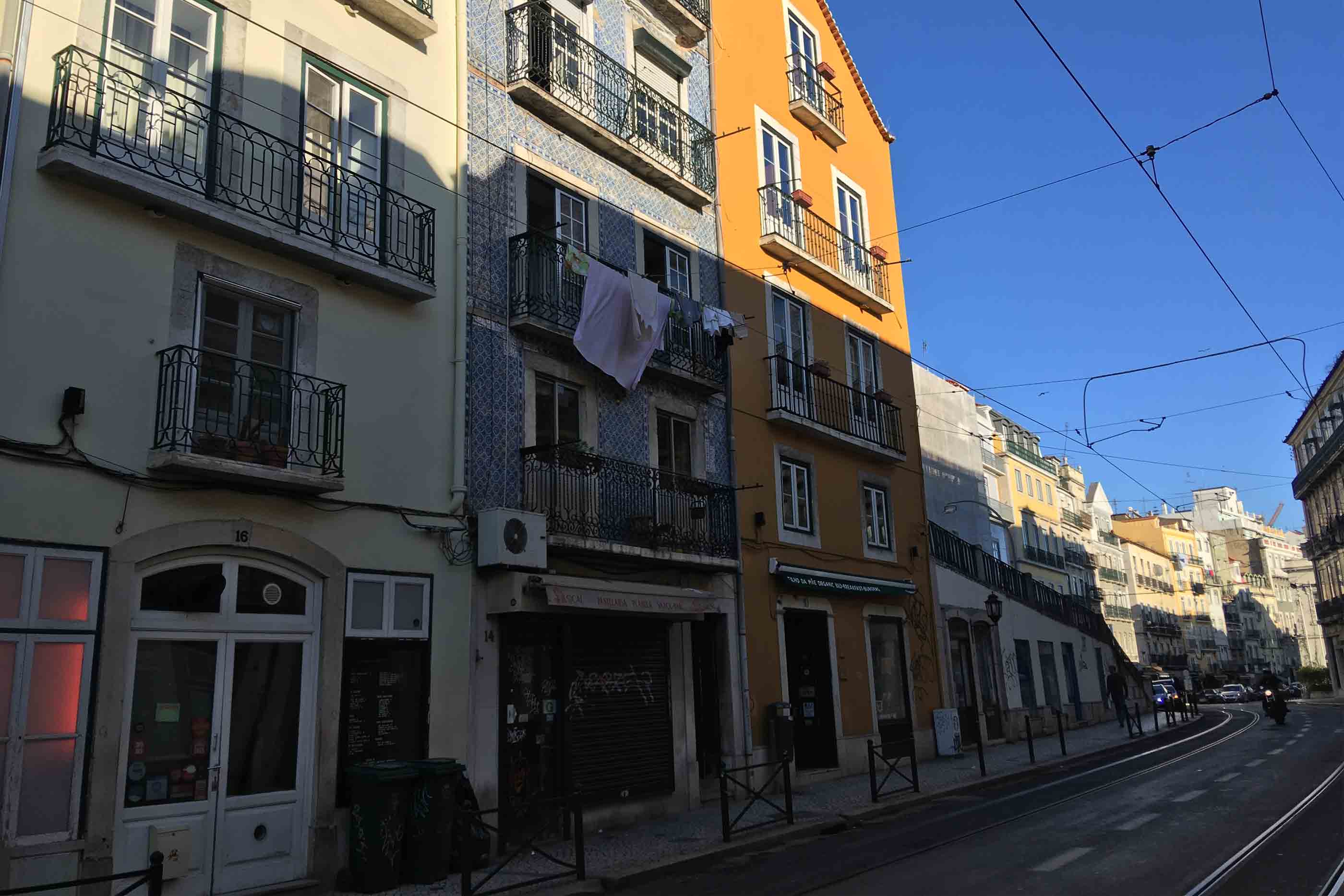 Rua tradicional da baixa de Lisboa