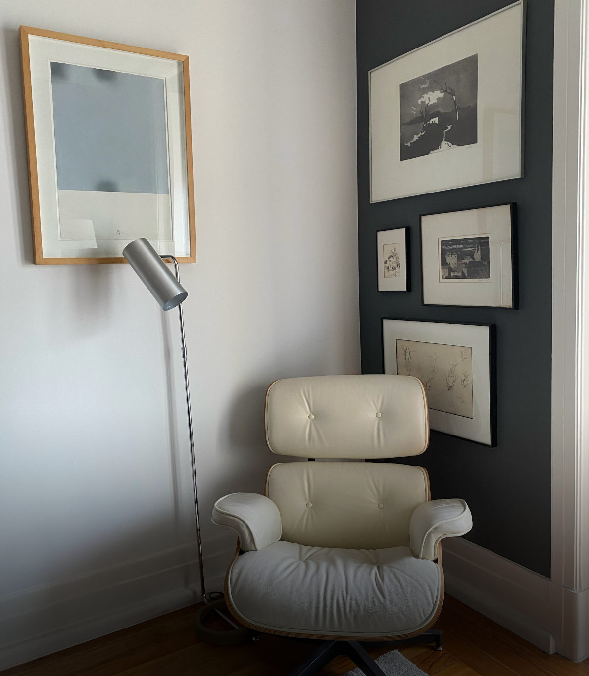 Canto simples com uma cadeira de design branca e um candeeiro de metal ao lado