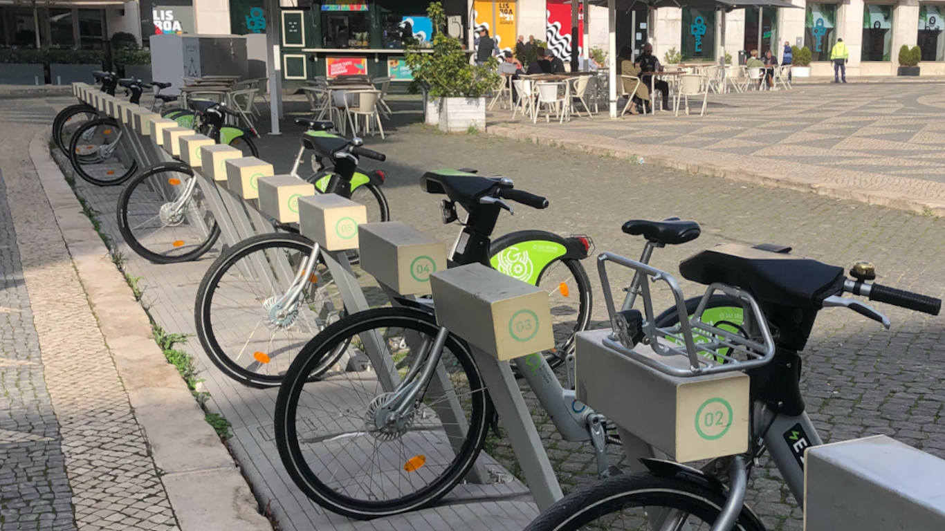 Bicicletas verdes estacionadas para alugar na cidade de Lisboa
