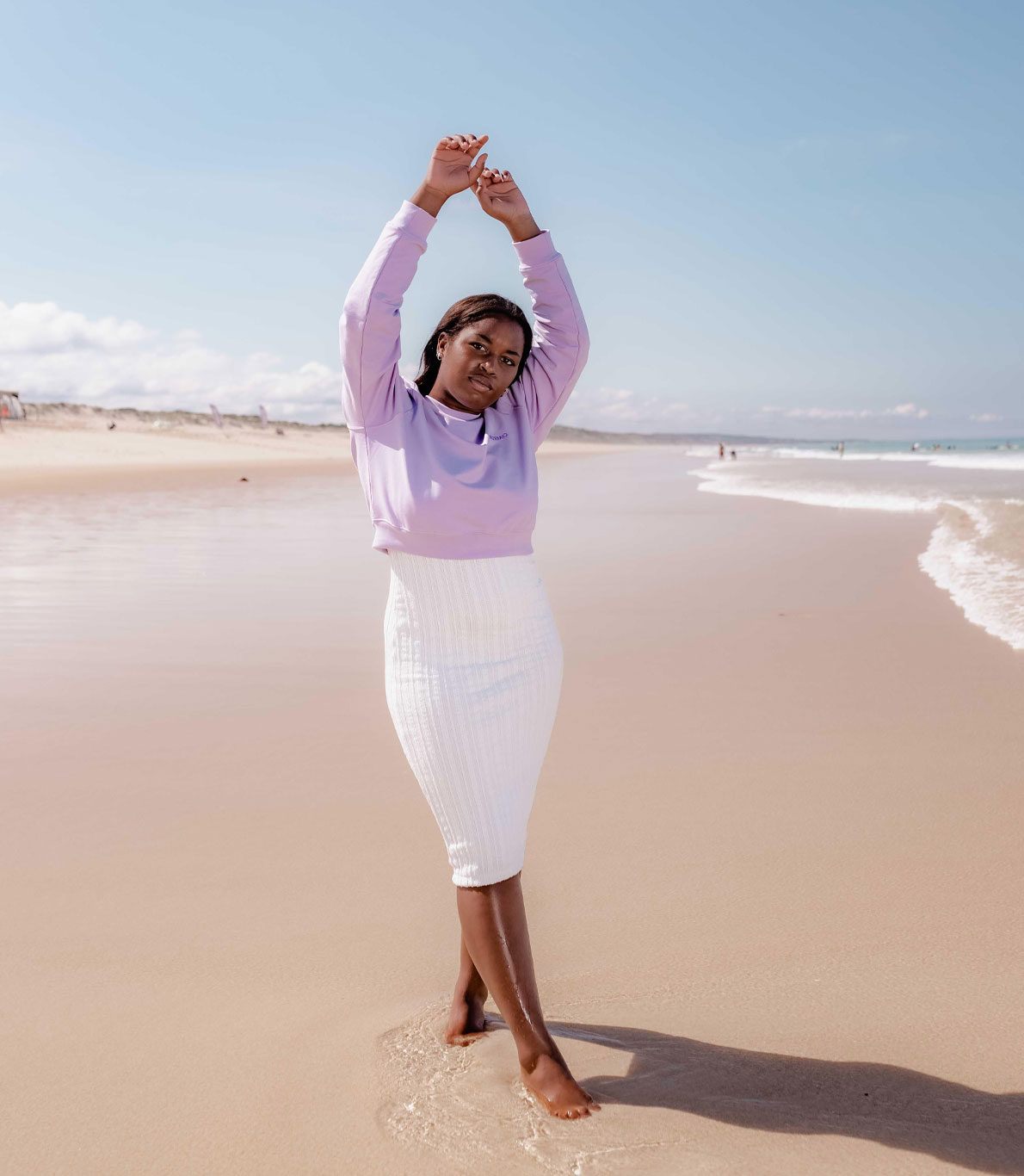 Modelo africana da Por.Que.Raio, vestida com uma sweat lilás da nova coleção da Por.Que.Raio, na praia da Comporta.