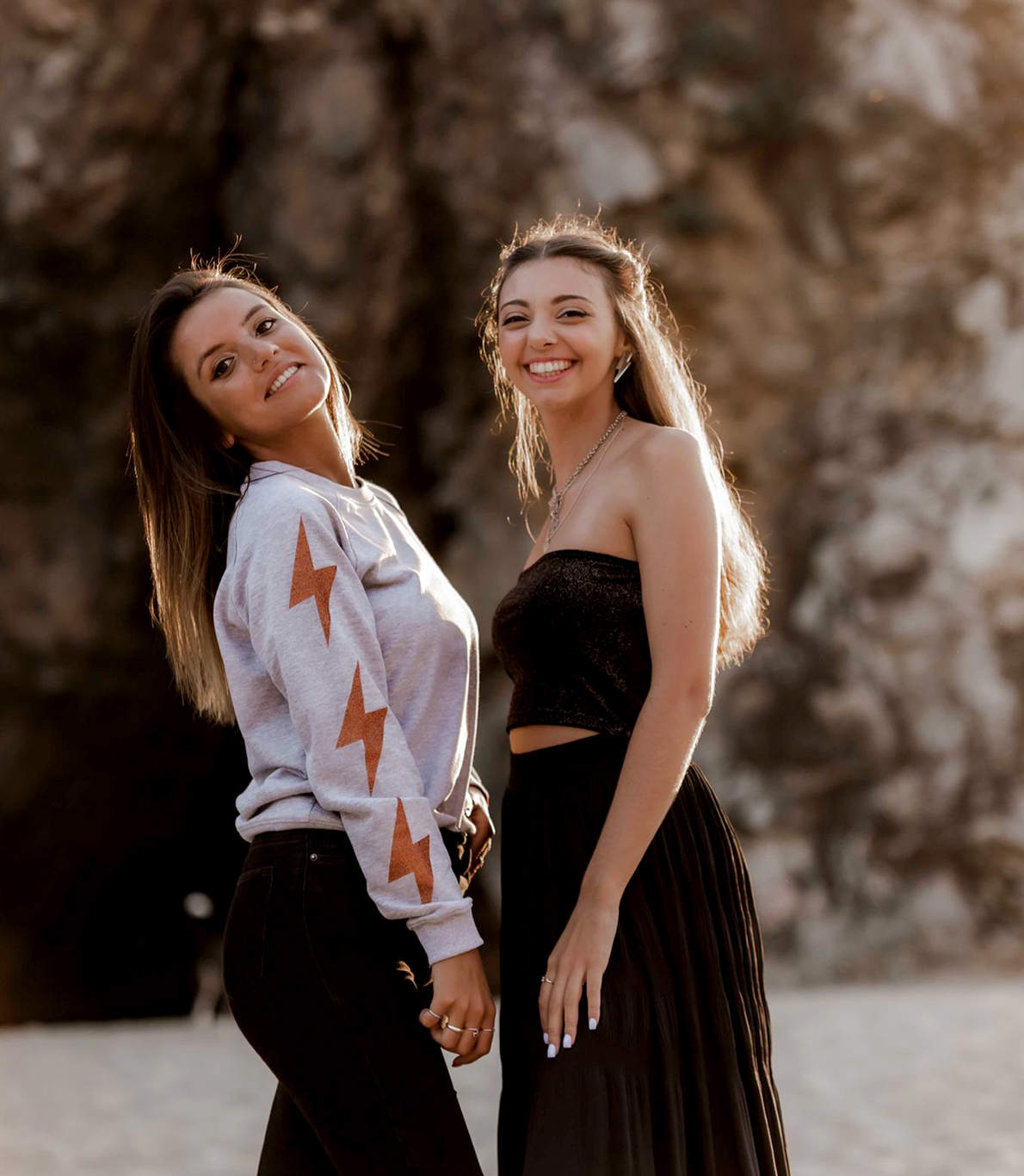 As duas fundadoras da Por.Que.Raio, Inês Nogueira e Catarina Oliveira, vestidas com peças Por.Que.Raio numa sessão fotográfica feita na praia.