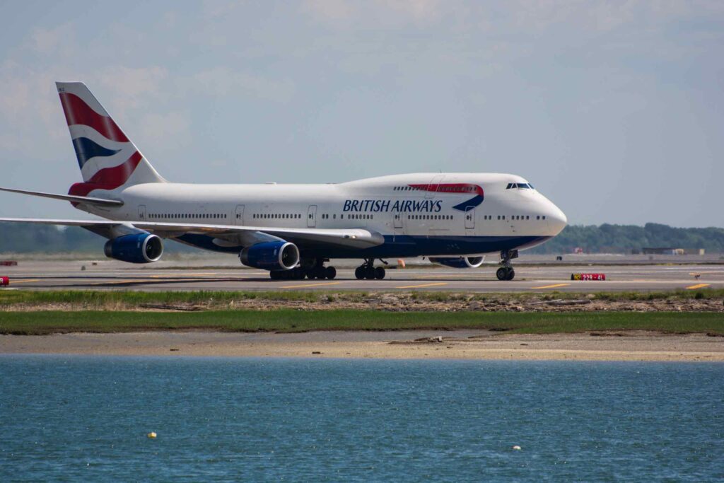 Avião comercial da empresa British Airways, na pista de aterragem.