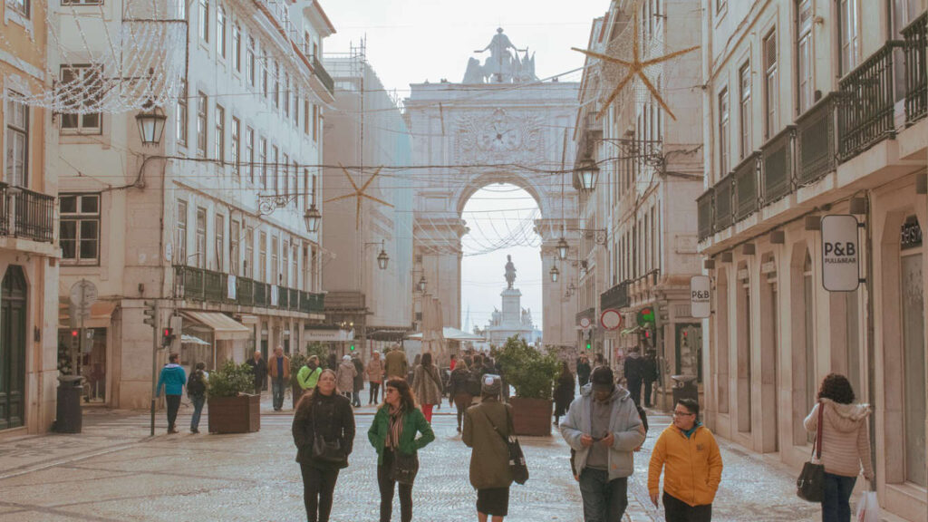 Várias pessoas passeiam pela Rua Augusta, em Lisboa