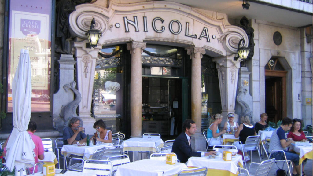 Pessoas sentadas na esplanada do Café Nicola