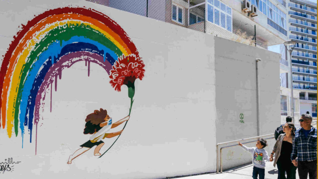 Parede branca com arte urbana de André Carrilho