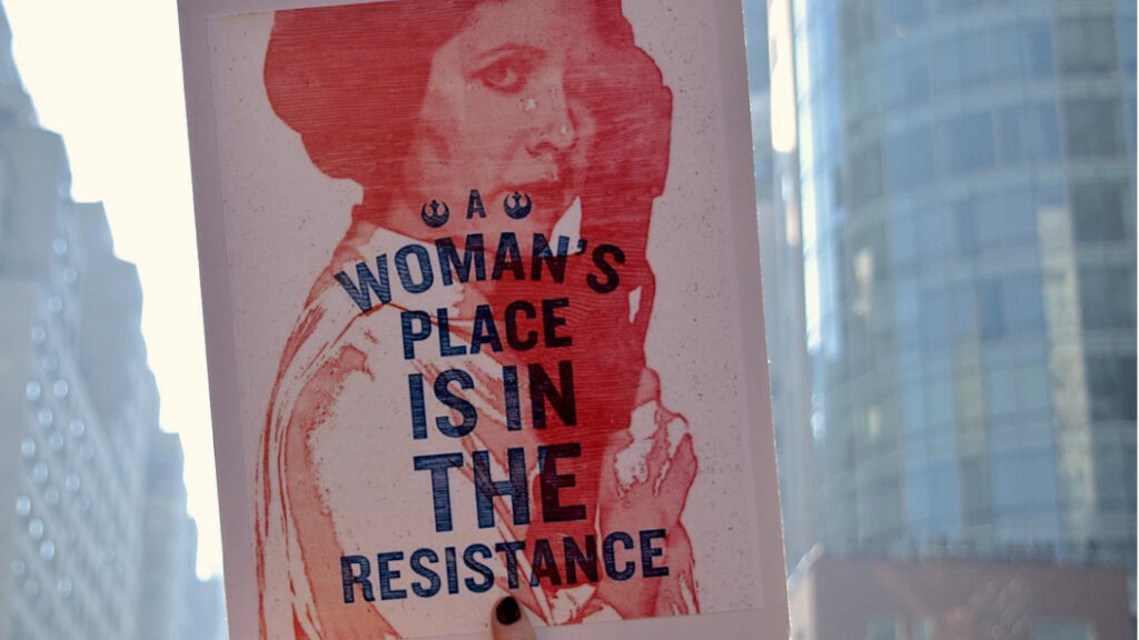 Cartaz com uma mulher a apelar à resistência das feministas