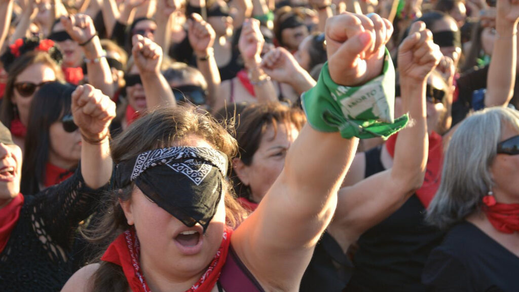 Manifestação feminista em que as participantes estão de olhos vendados