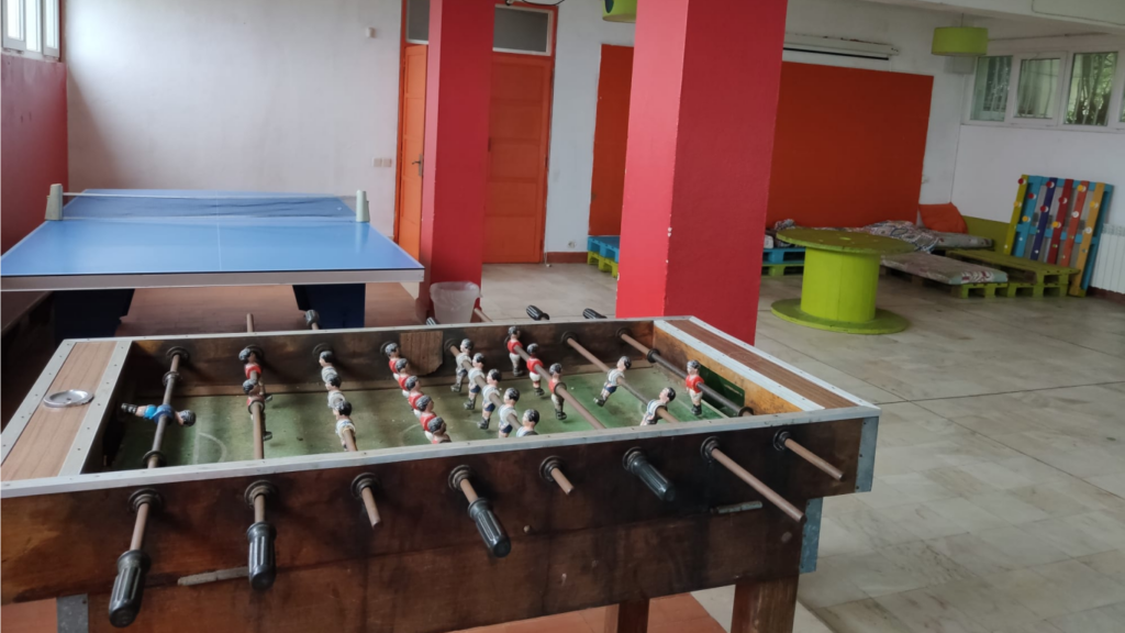 Mesa de matraquilhos e mesa de ping-pong