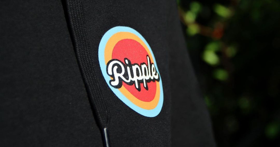 Coleção Candy - sweatshirt preta com logotipo da Ripple Surf and Skate em azul, laranja e vermelha