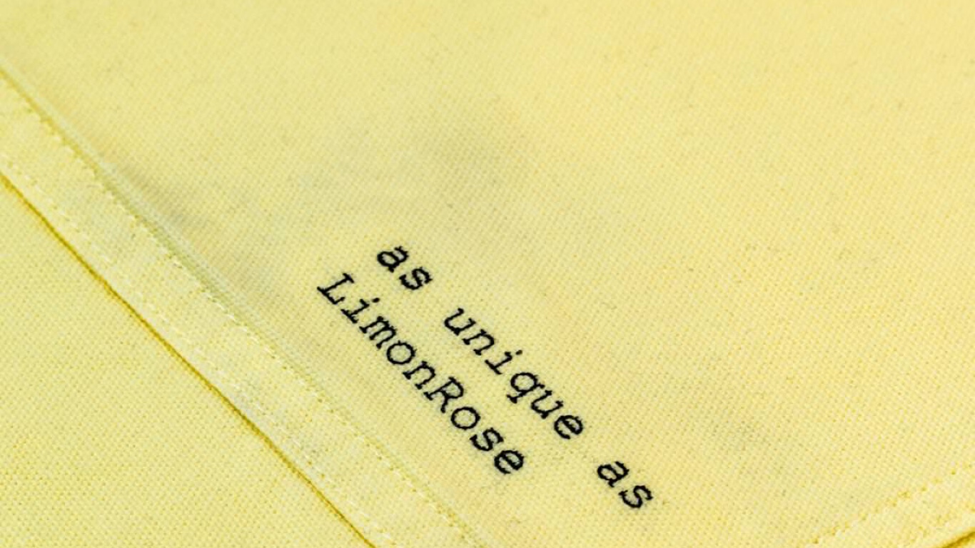emblema da marca bordado num tecido amarelo