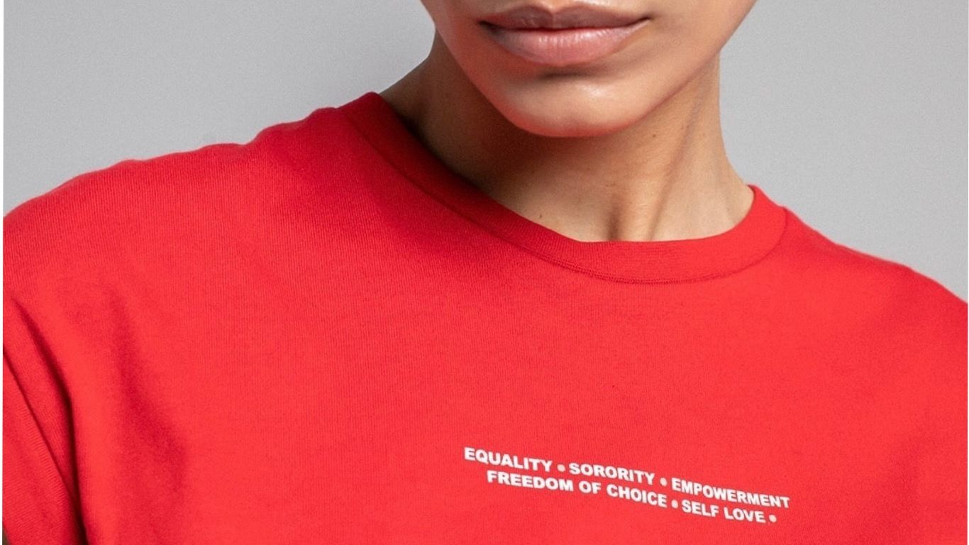 T-shirt vermelha “Equality - Sorority - Empowerment - Freedom of Choice - Self Love”