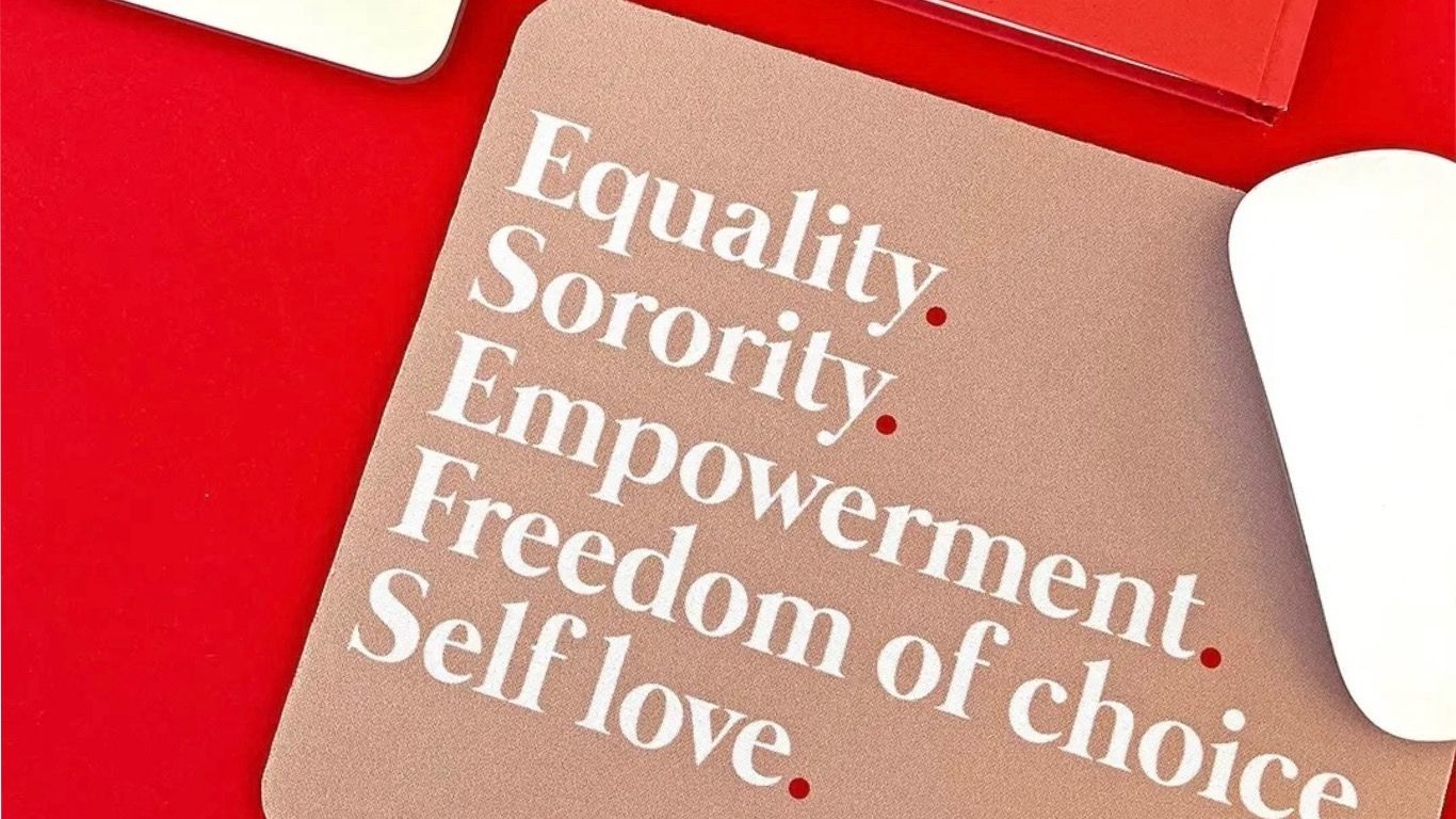 Mousepad feminista cor-de-rosa “Equality. Sorority. Empowerment. Freedom of choice. Self Love.”