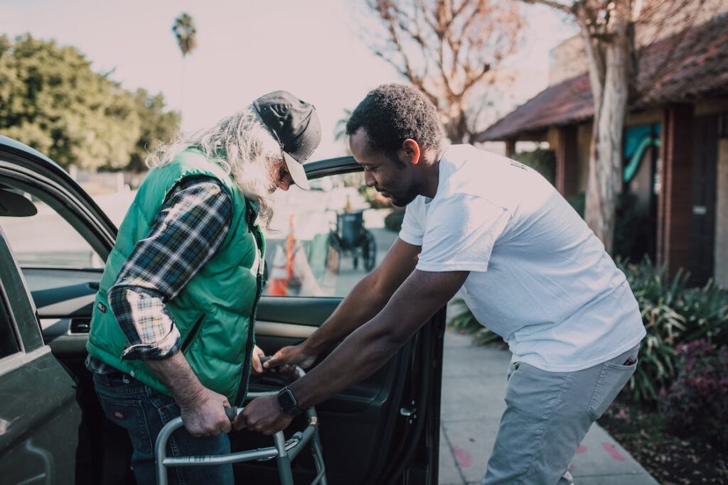 voluntário ajudando um idoso