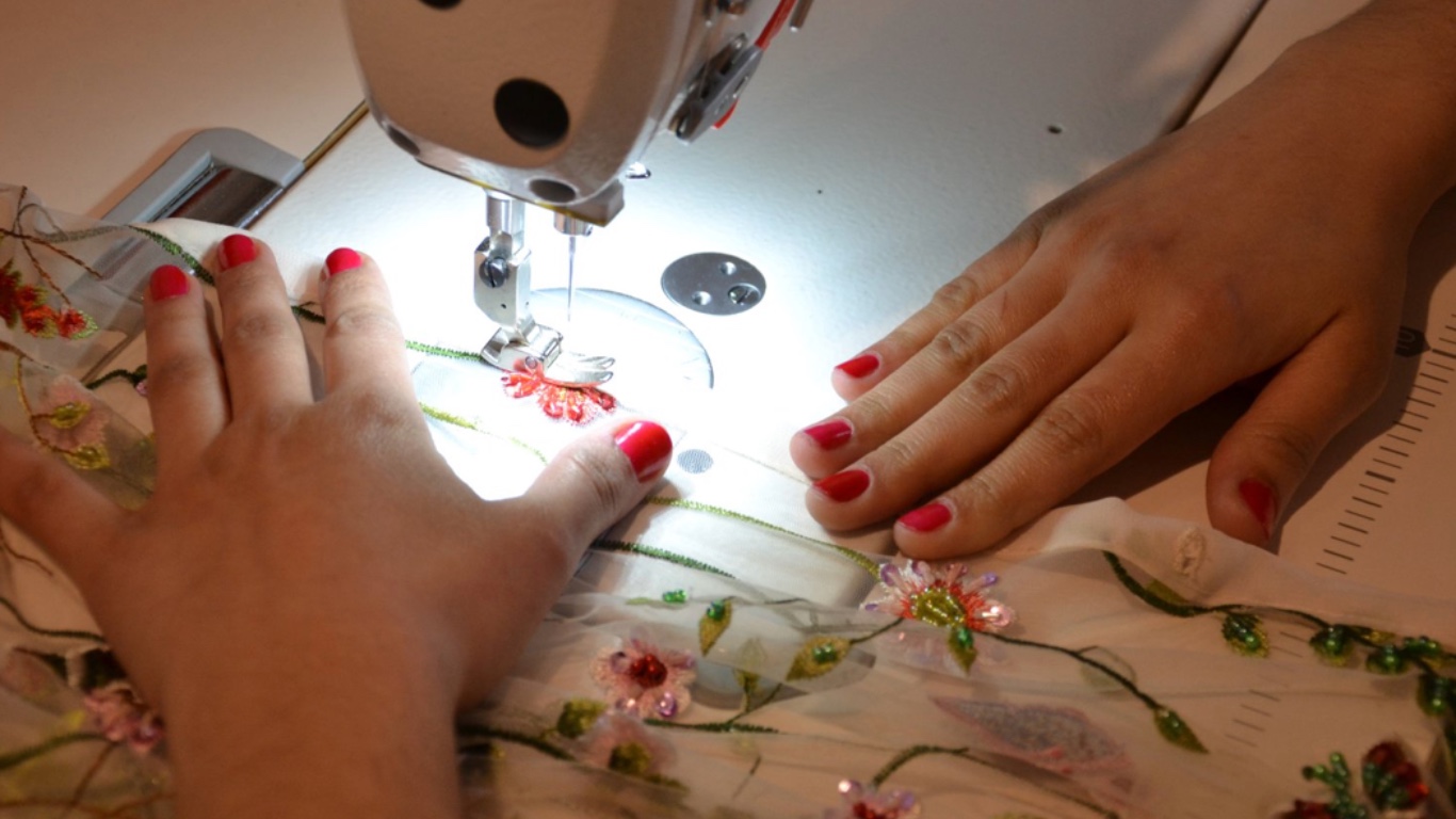 empregada da marca a utilizar uma máquina de costura