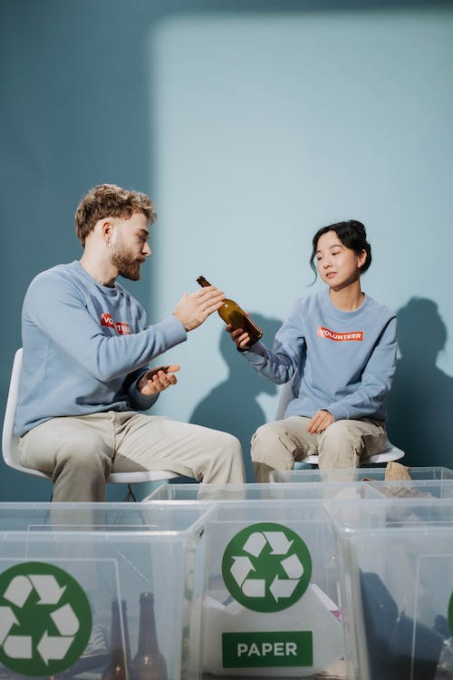 dois jovens voluntários a reciclar