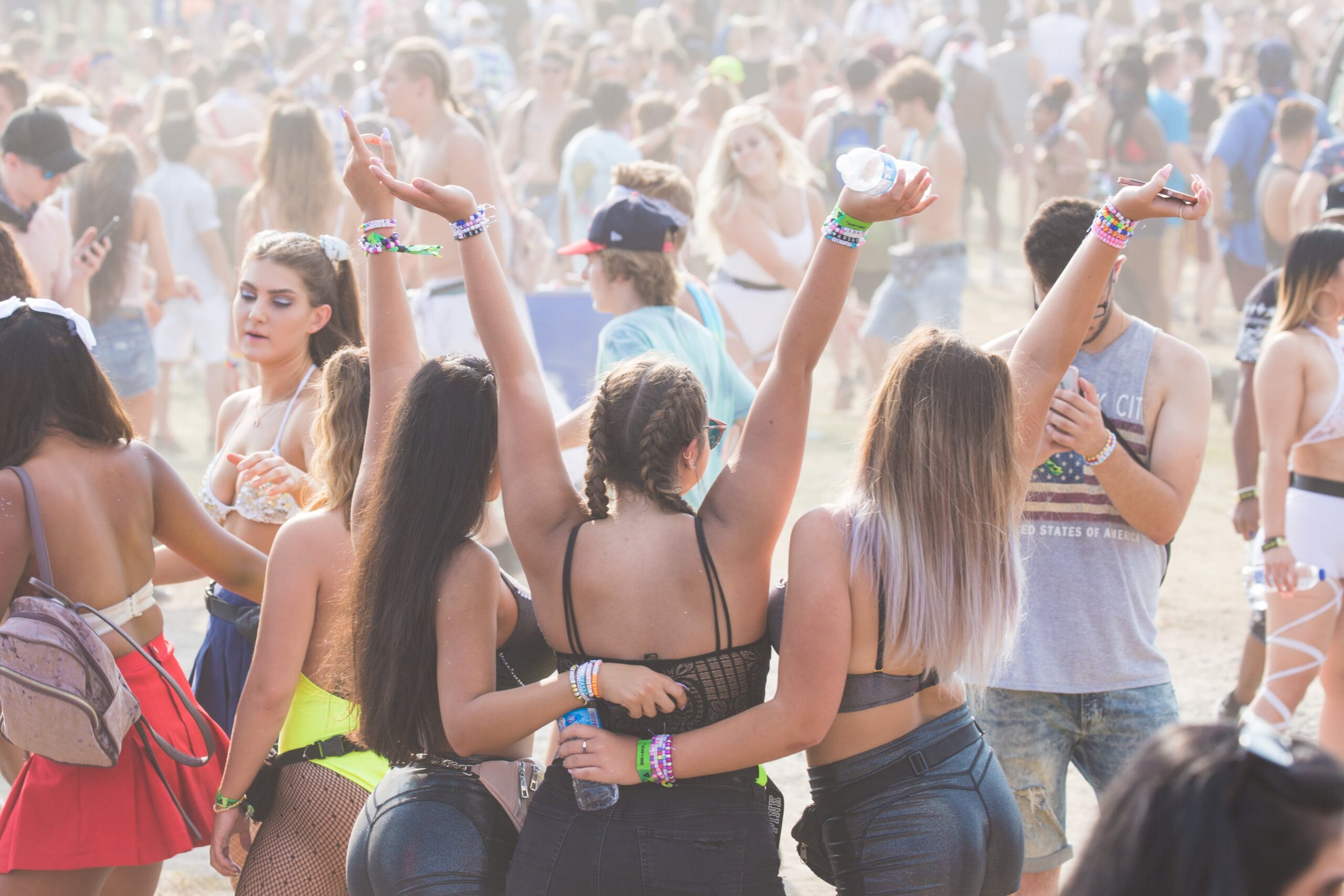 Grupo de raparigas a serem fotografadas, num festival de música
