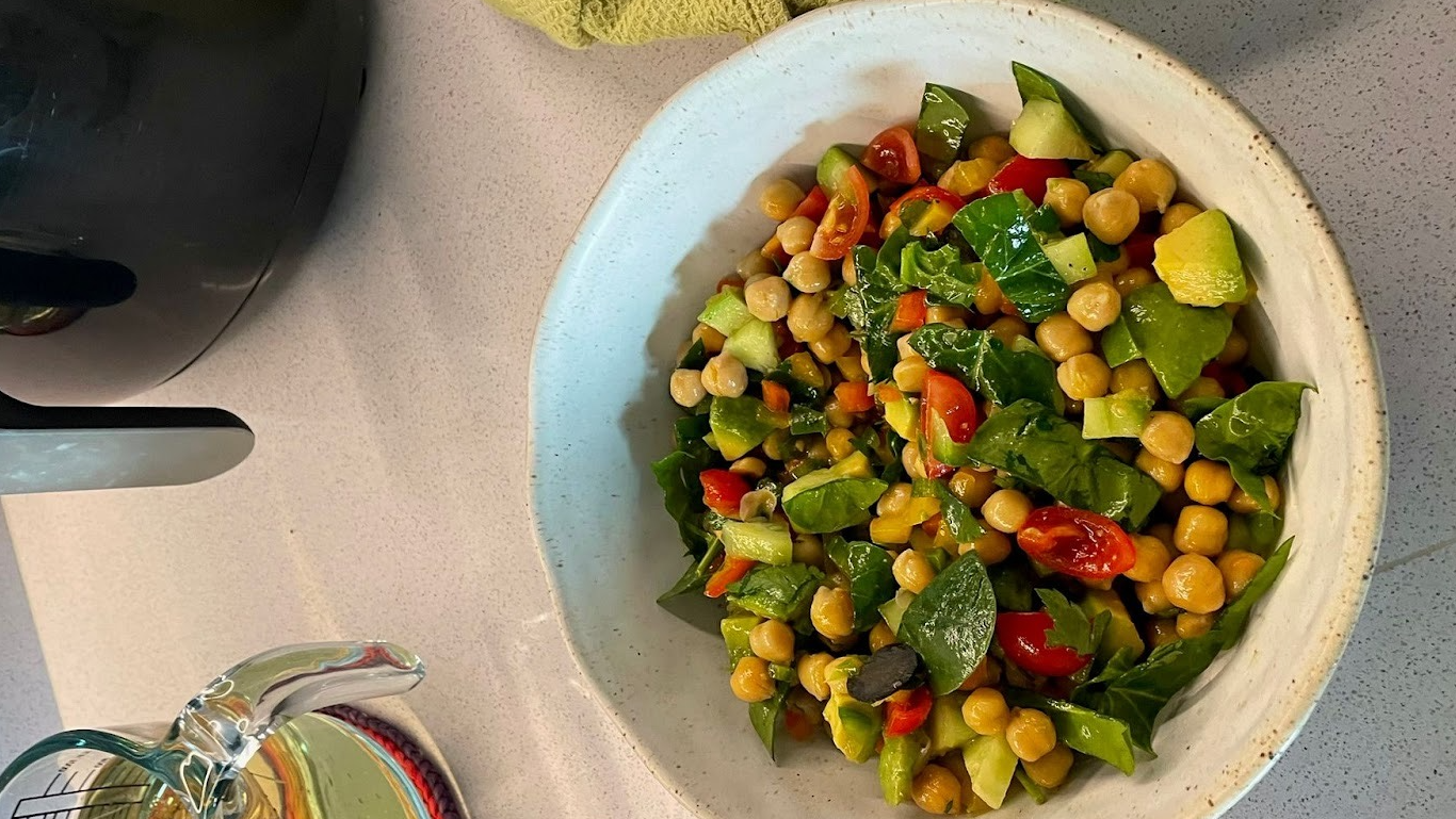 Salada com grão de bico, tomate, folhas de espinafre e pepino