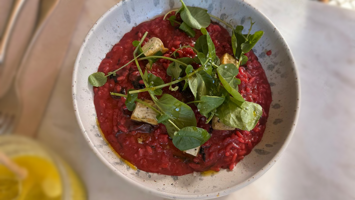 Risotto com molho de beterraba e tofu
