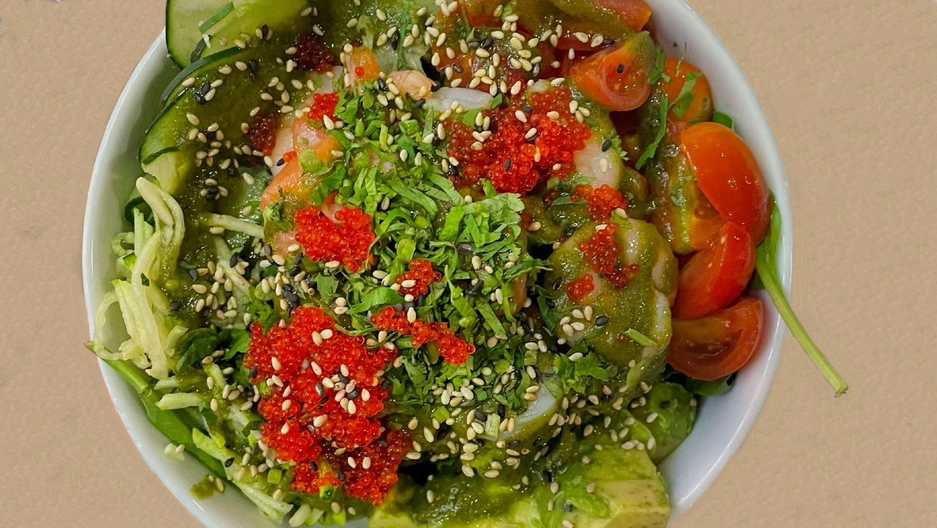 Bowl de Poke com ovas, tomate, pepino, abacate e com molho wasabi