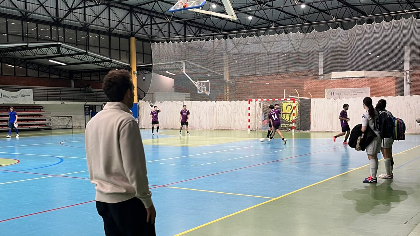 O treinador da equipa de futsal da Católica observa um remate.