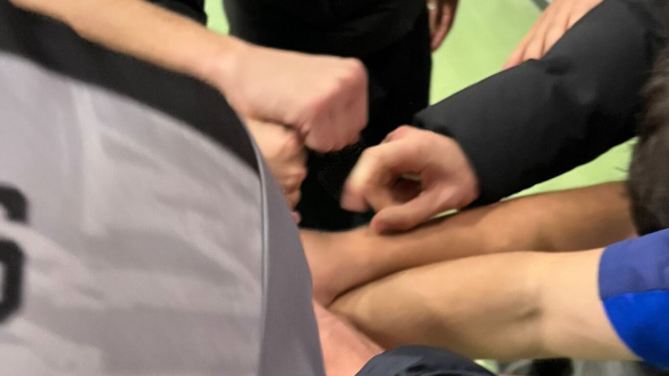 Os jogadores juntam as mãos numa saudação.