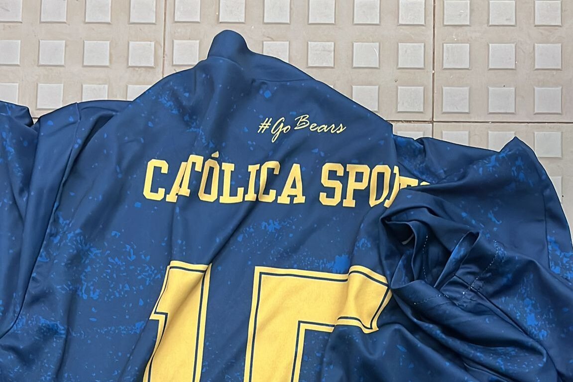 Camisola azul e amarela da Católica Sports com o número 15 e a inscrição #GoBears.