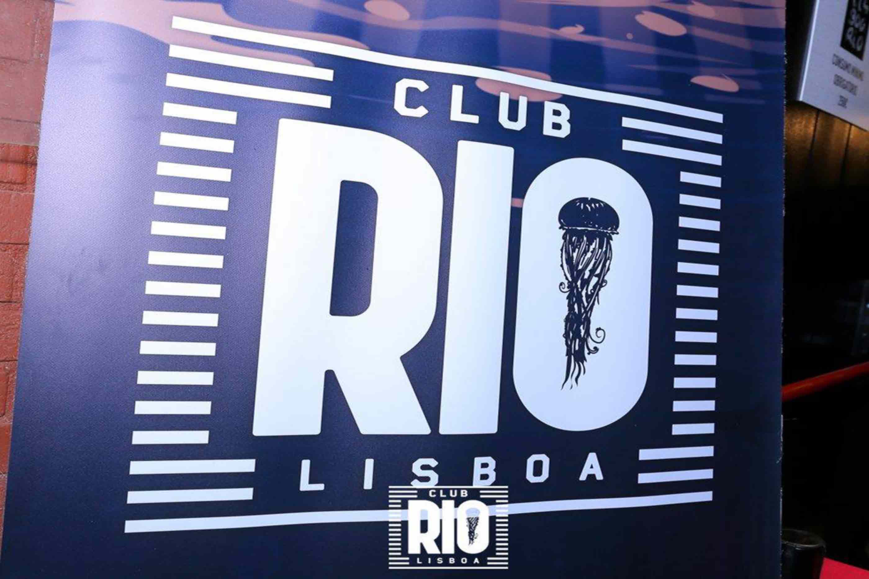 Logotipo do Club Rio Lisboa que se encontra em cartaz dentro do espaço.