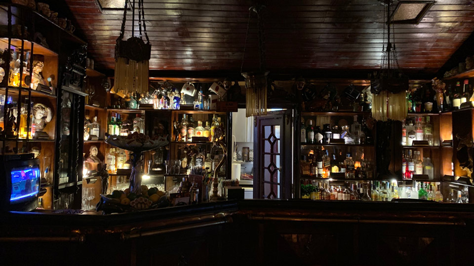Bar onde se serve cocktails.