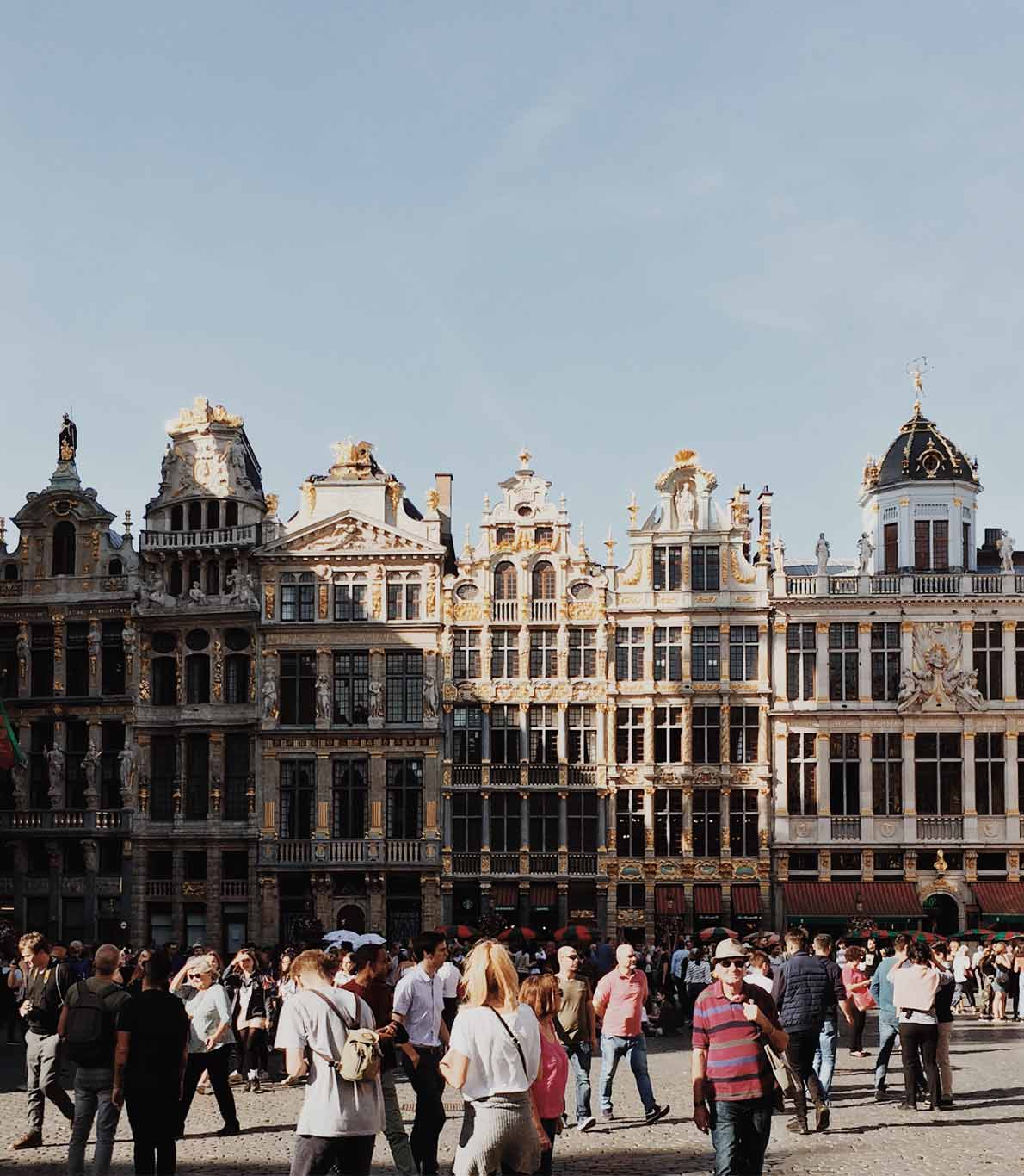 Detalhes de edíficios do Grand Place em Bruxelas num dia de sol.