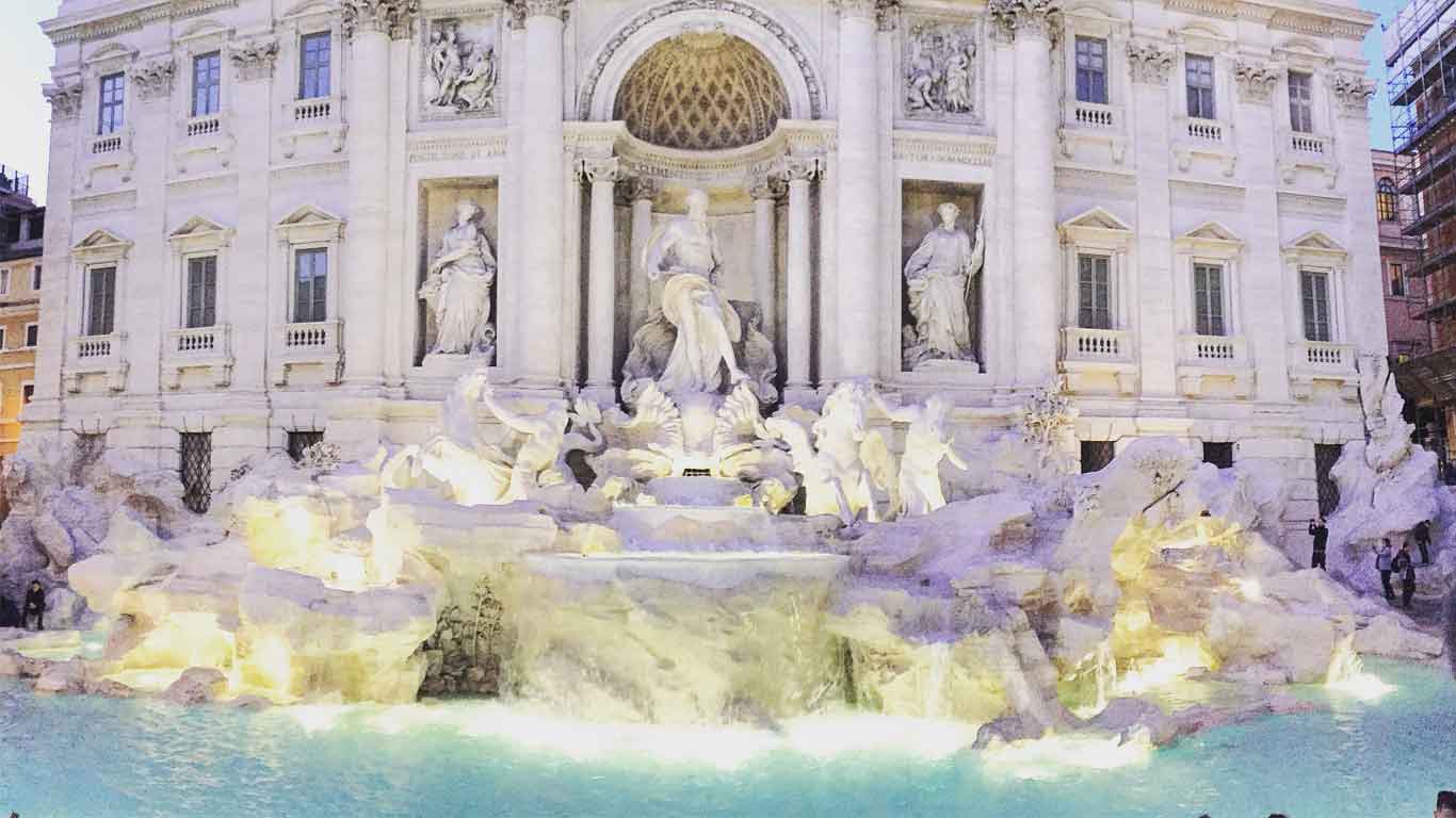 Fontana Di Trevi, monumento emblemático da cidade de Roma, visto ao final do dia