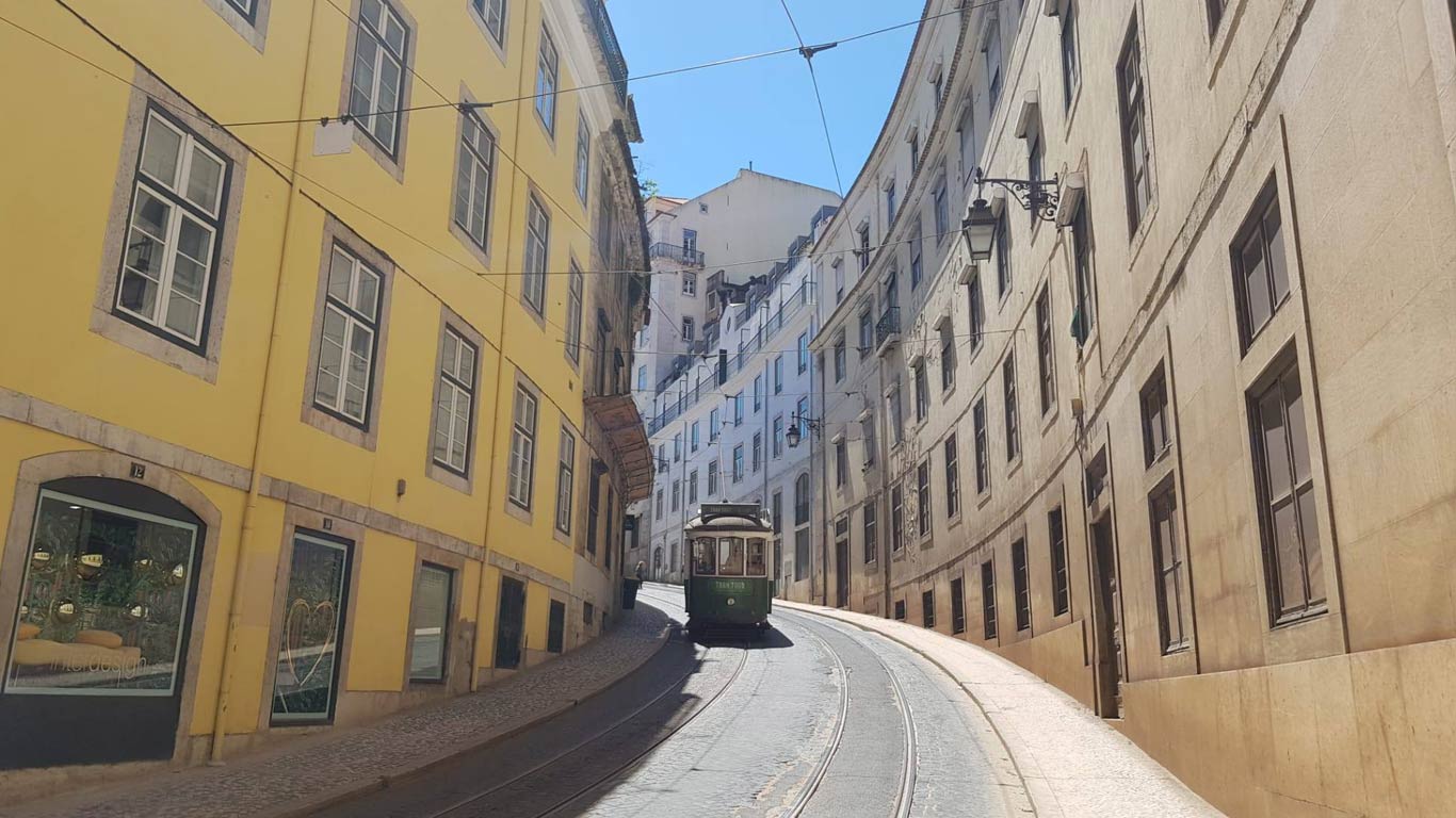 Elétrico a descer uma rua pitoresca de Lisboa.