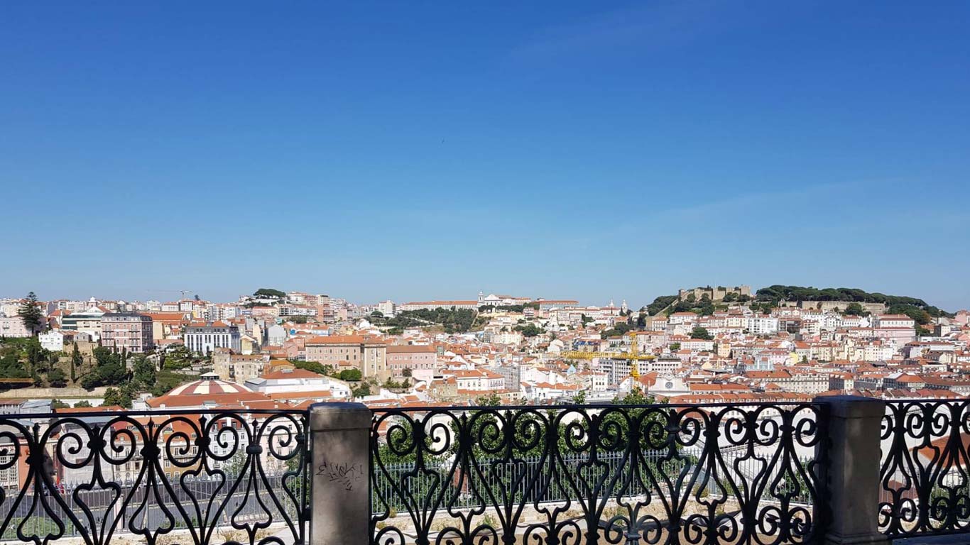 Vista do Miradouro em Lisboa. É possível ver todo o centro da cidade e aproveitar o sol da mesma.