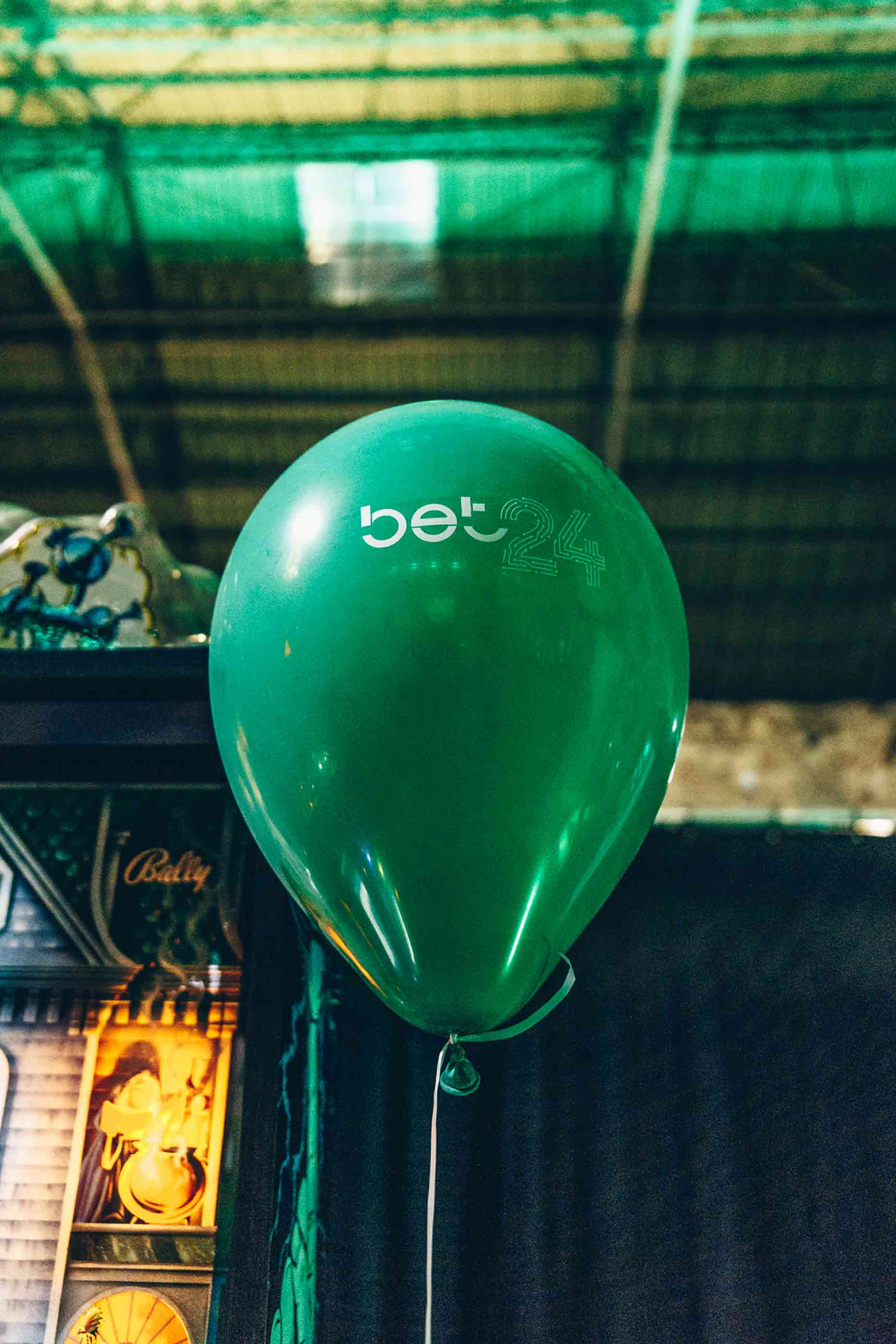 Balão verde com letras escritas: BET24