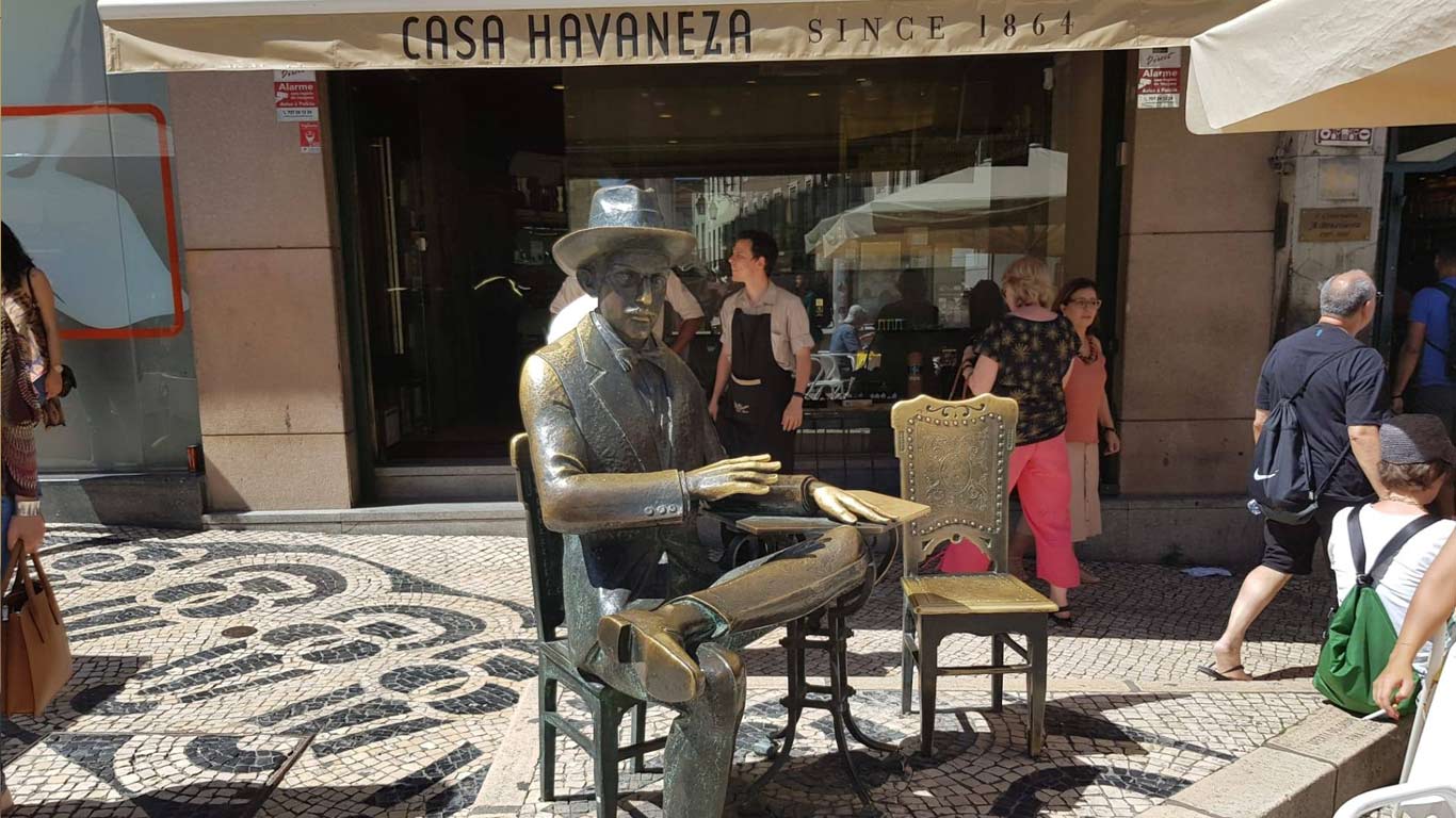 Homenagem ao poeta Fernando Pessoa, em forma de estátua.